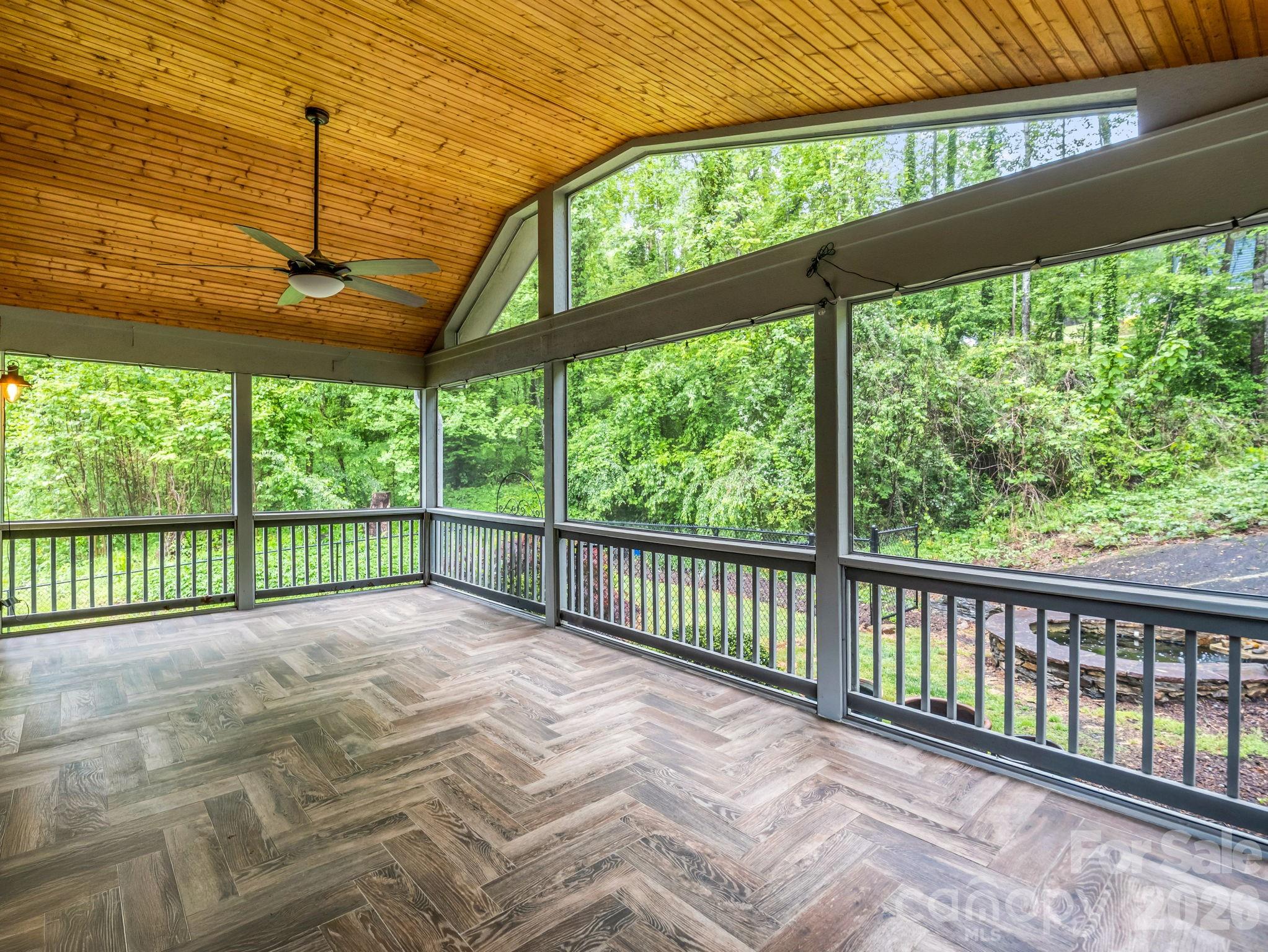 104 W Lake Avenue — Hendersonville