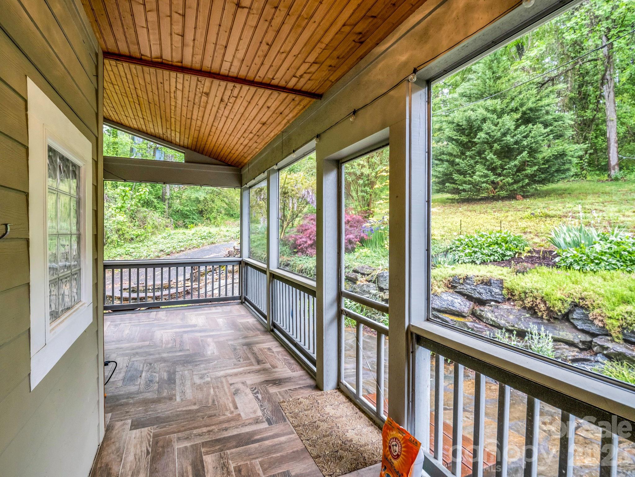 104 W Lake Avenue — Hendersonville