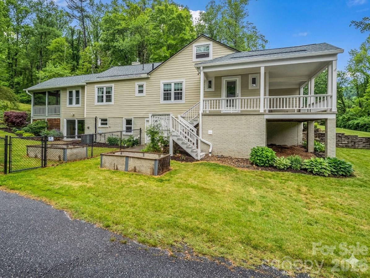 104 W Lake Avenue — Hendersonville