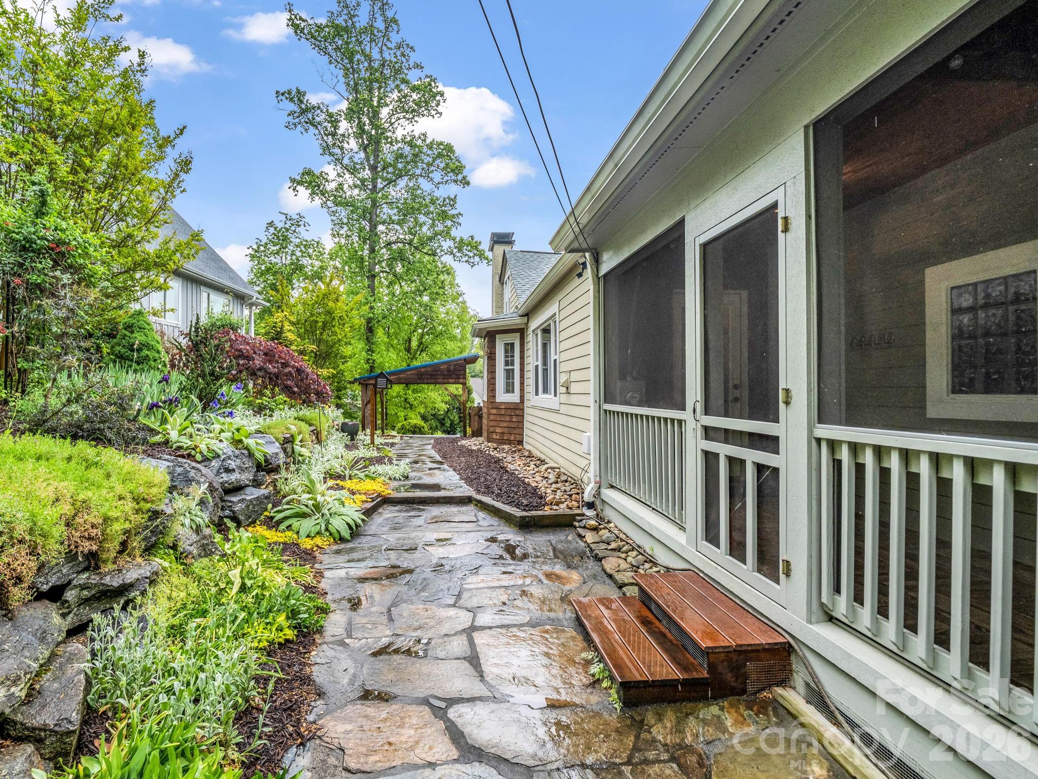 104 W Lake Avenue — Hendersonville
