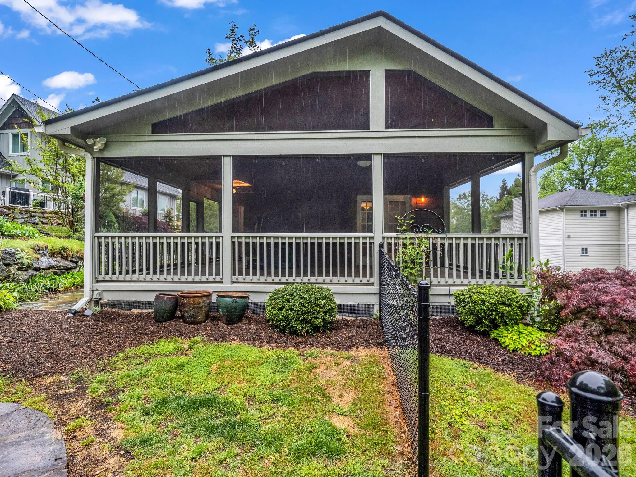 104 W Lake Avenue — Hendersonville