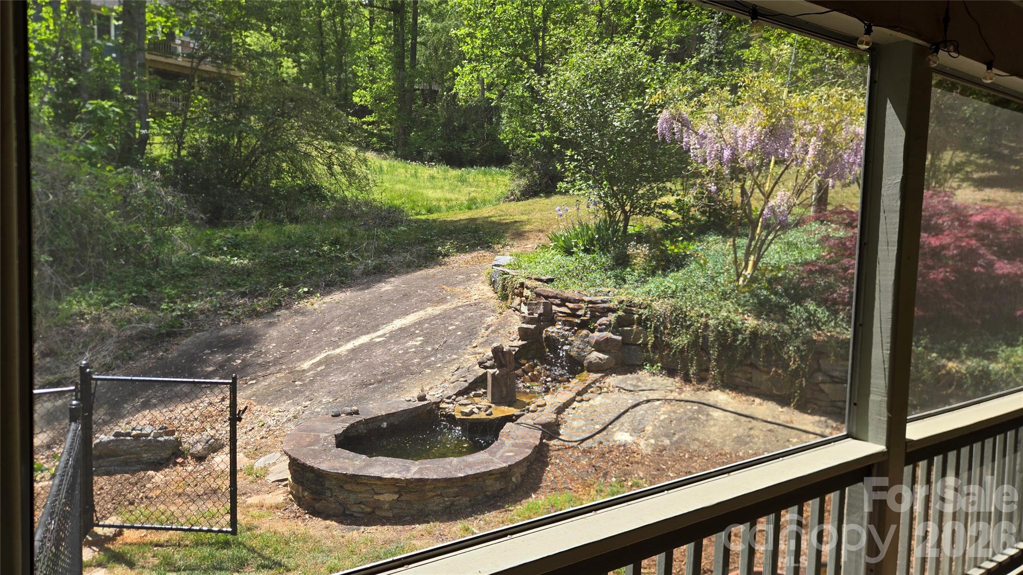 104 W Lake Avenue — Hendersonville