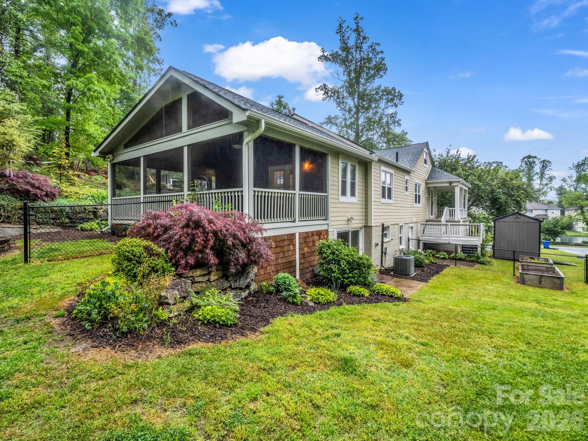104 W Lake Avenue — Hendersonville