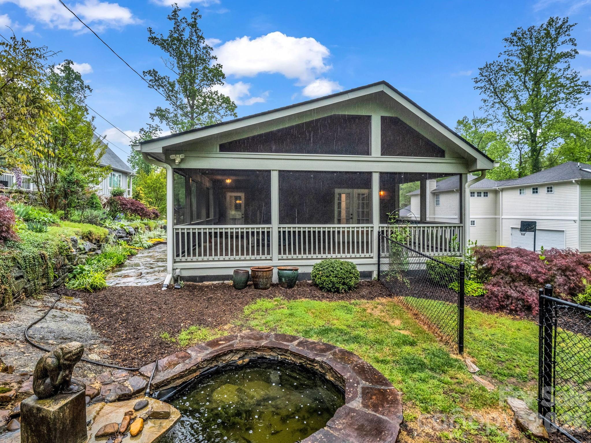 104 W Lake Avenue — Hendersonville