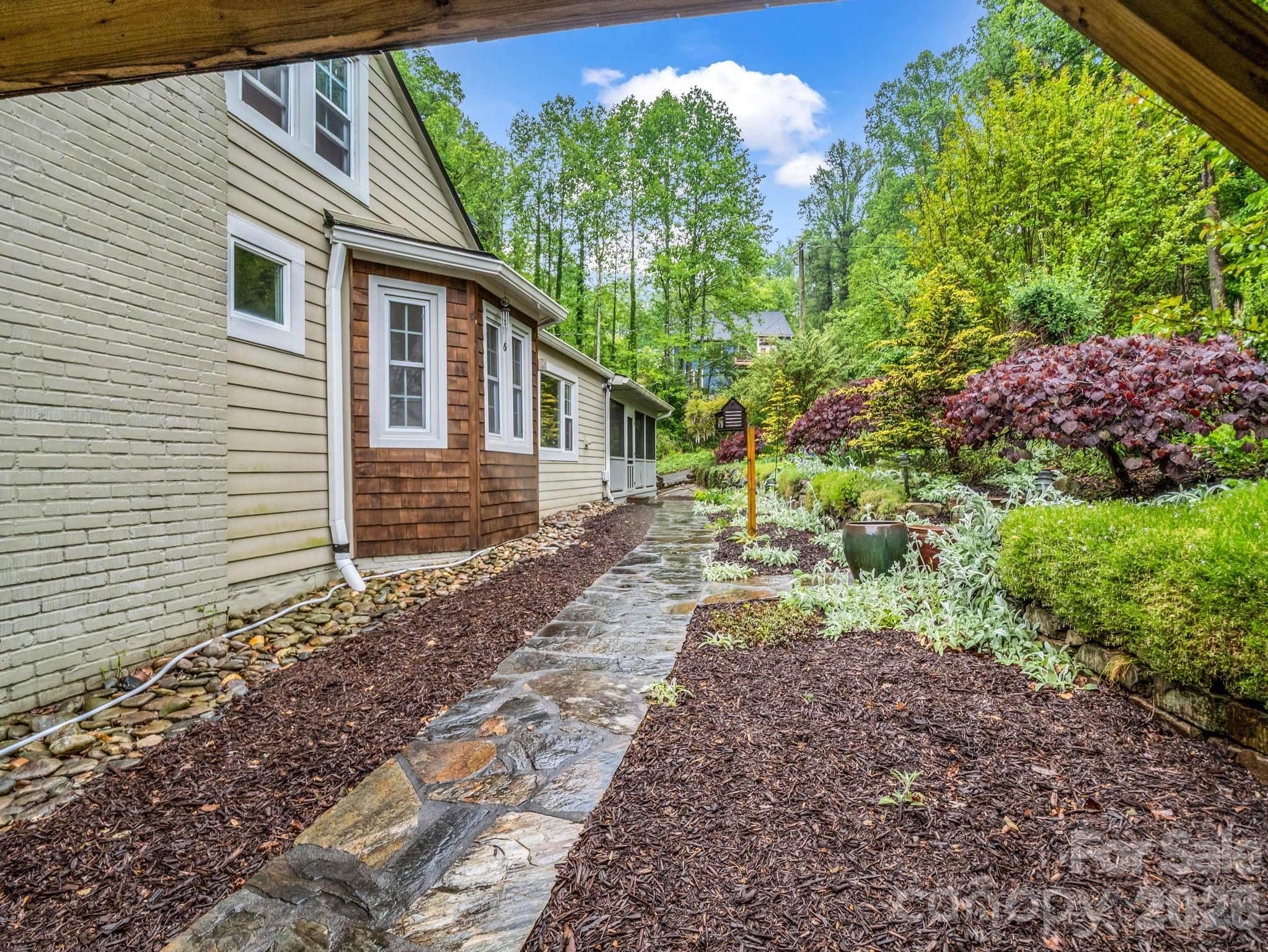 104 W Lake Avenue — Hendersonville