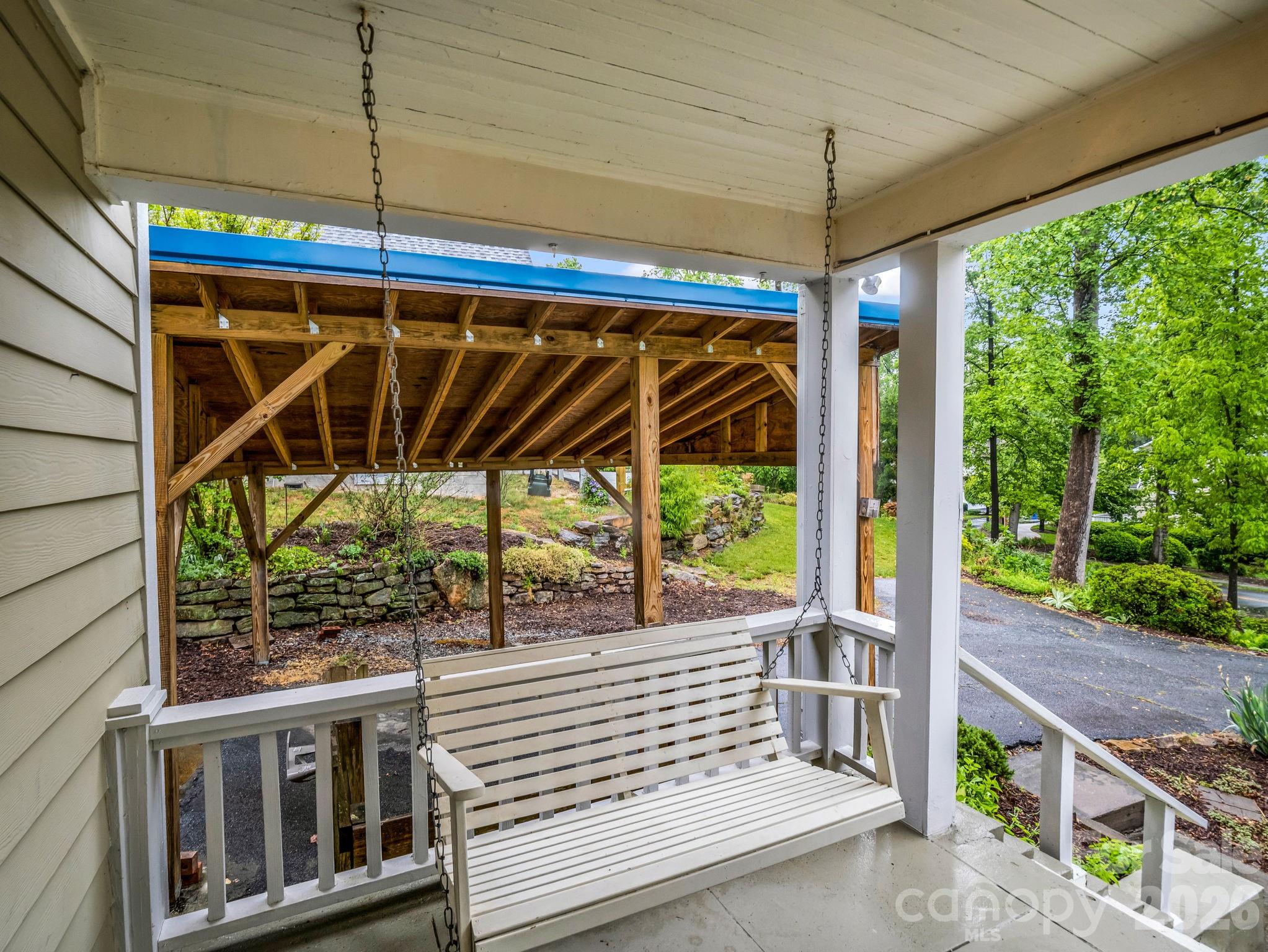 104 W Lake Avenue — Hendersonville
