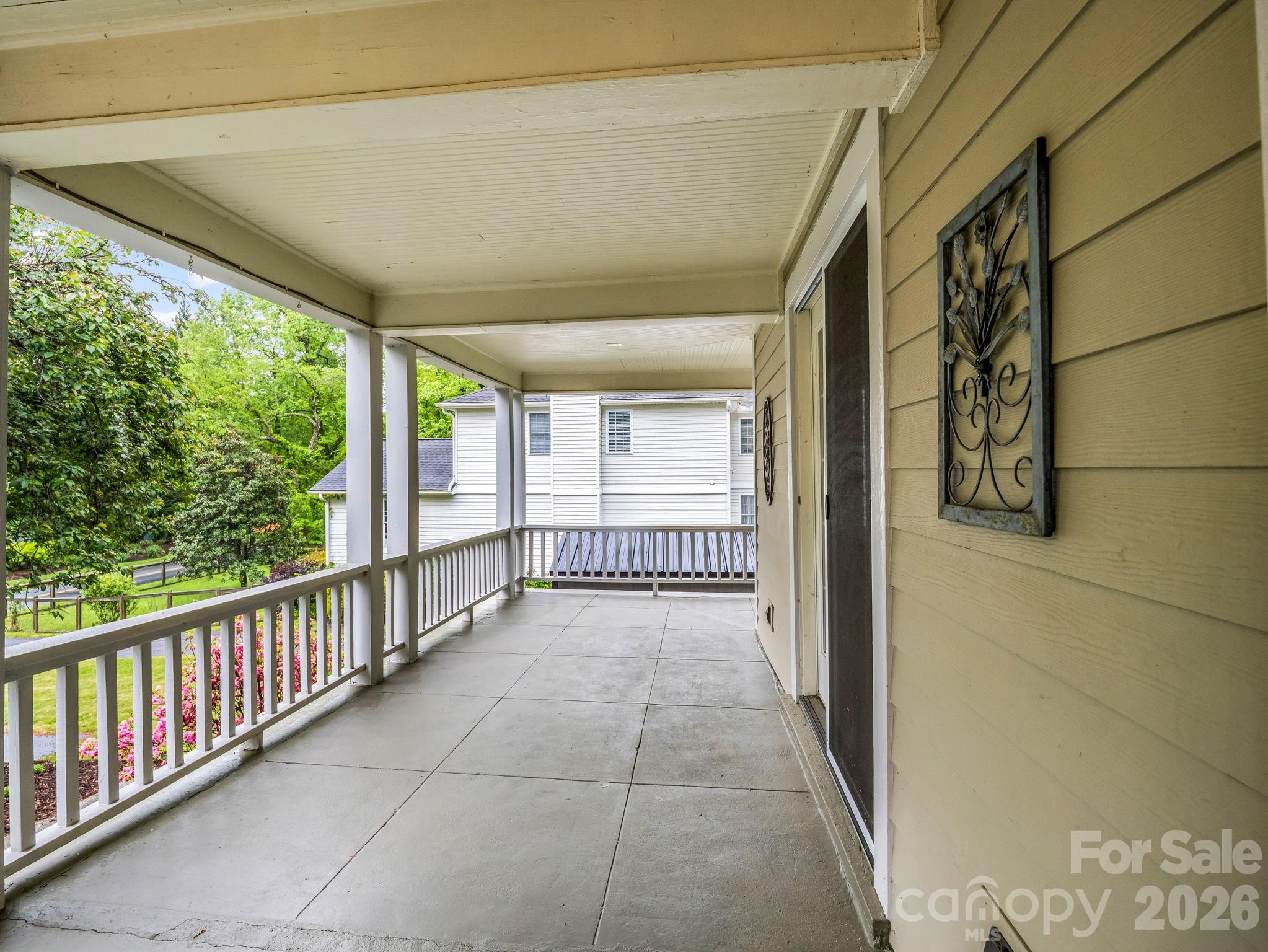 104 W Lake Avenue — Hendersonville
