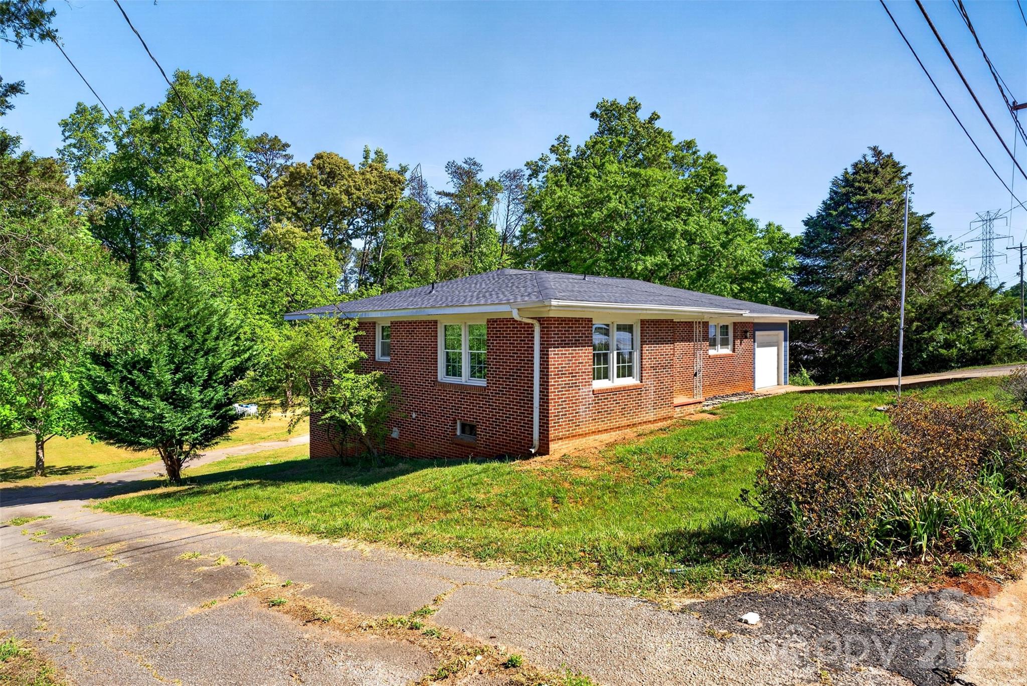 4853 S Main Street — Cowpens