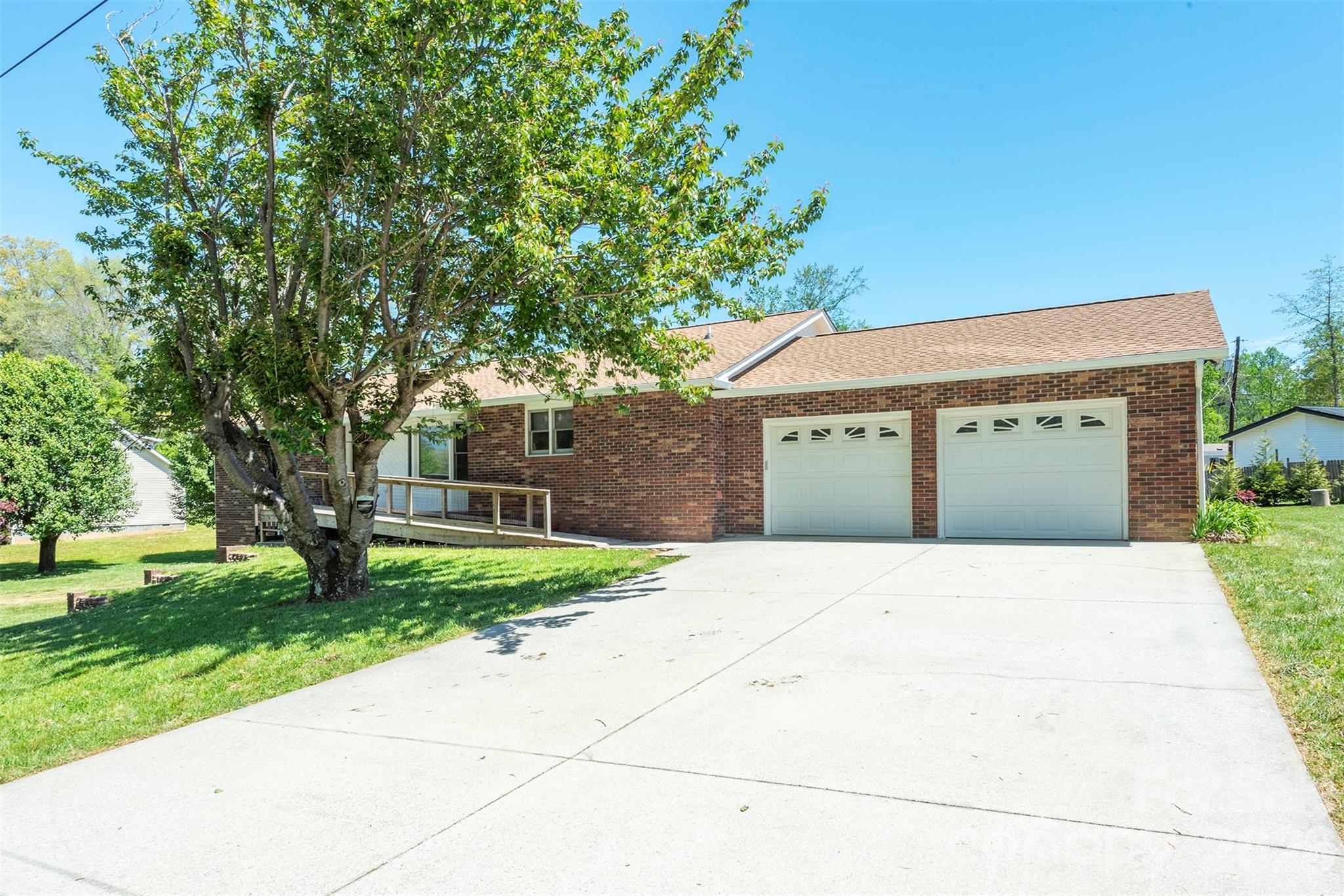 230 Blythewood Drive — Hendersonville