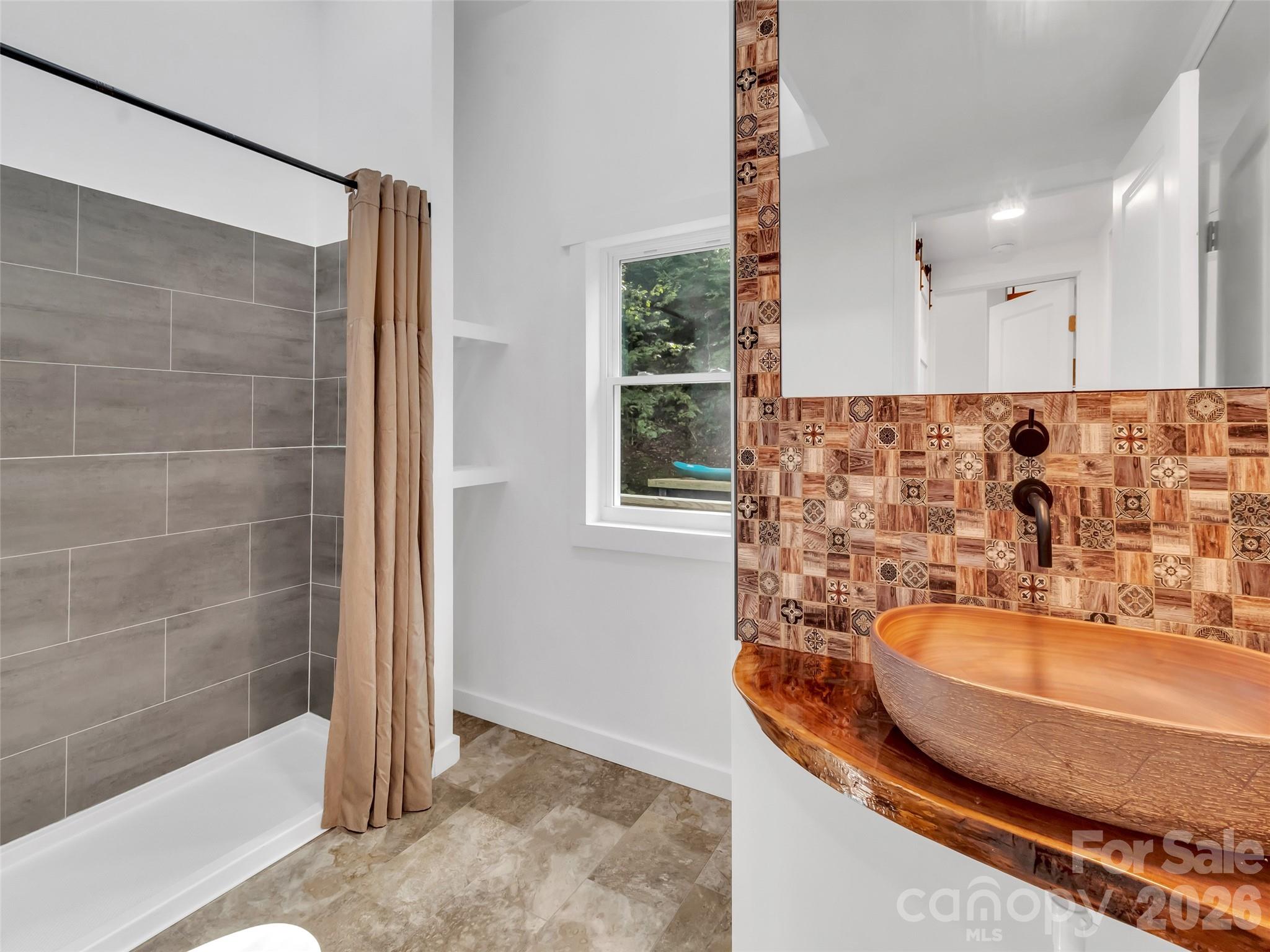 535 Hemlock Loop — Maggie Valley