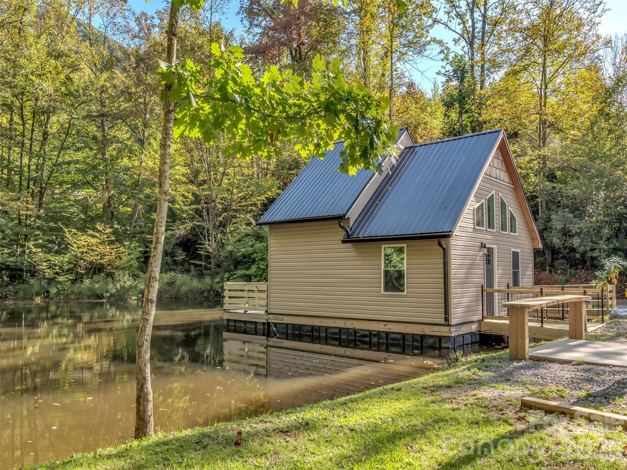 535 Hemlock Loop — Maggie Valley