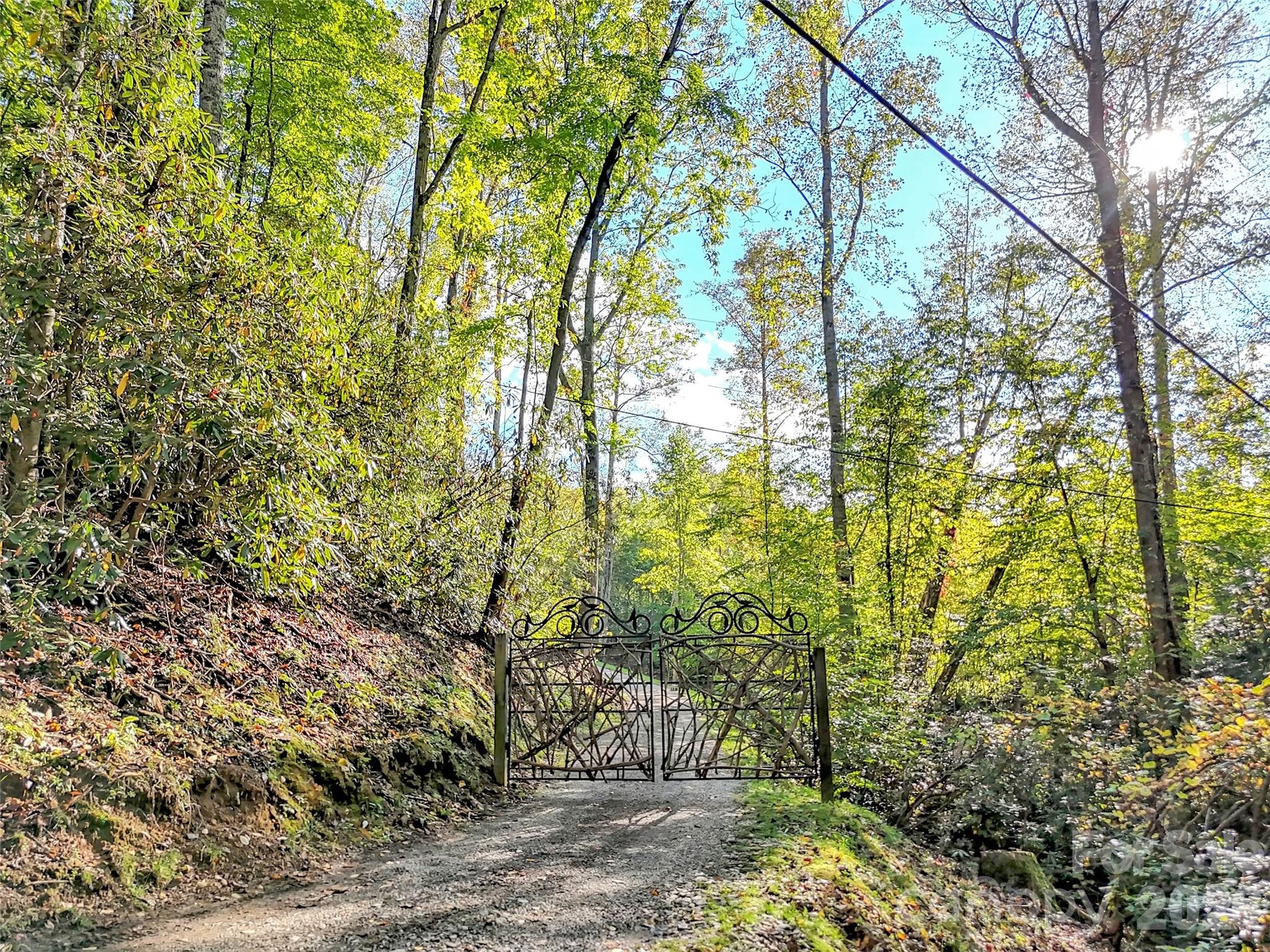 535 Hemlock Loop — Maggie Valley