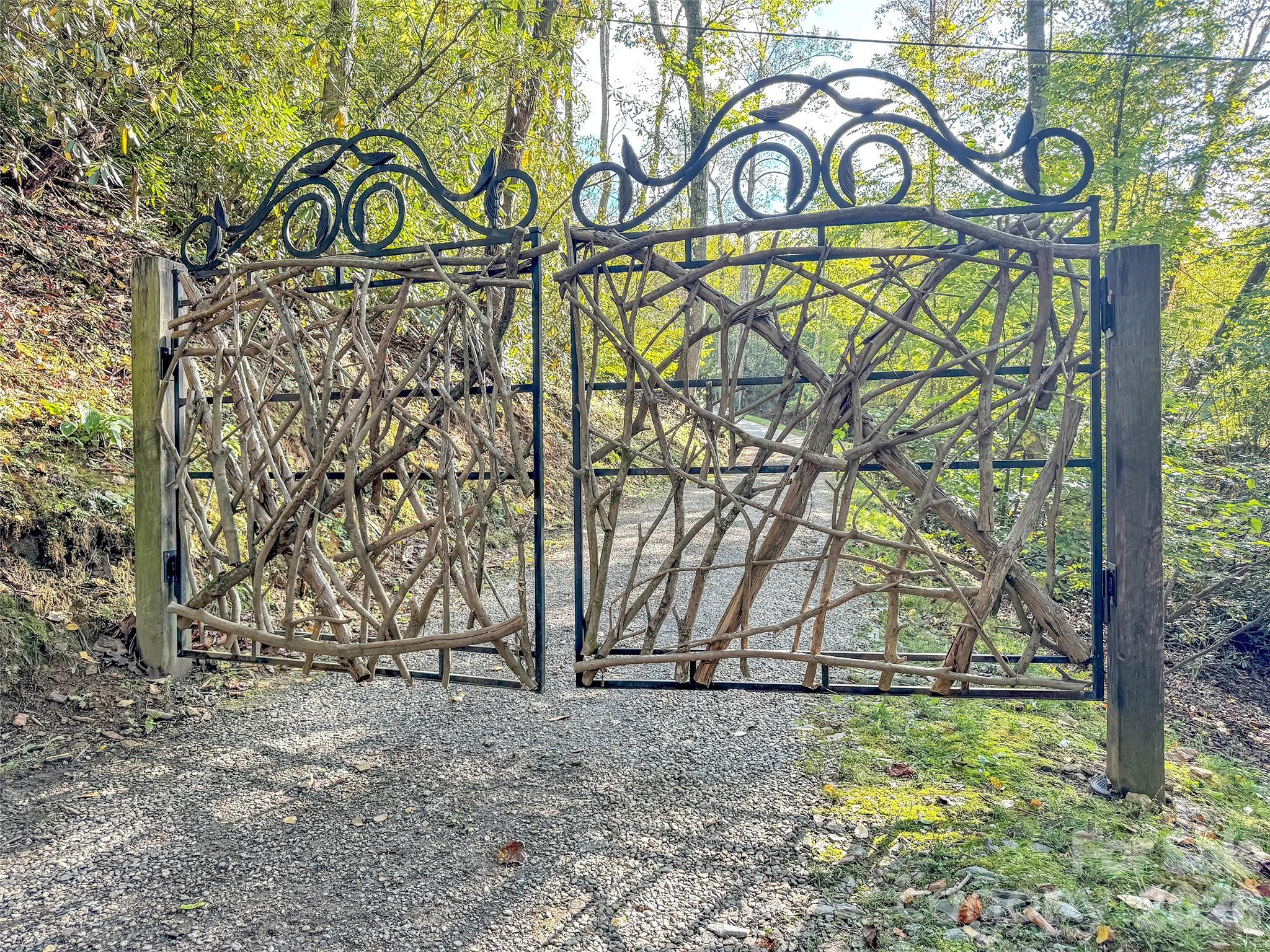 535 Hemlock Loop — Maggie Valley