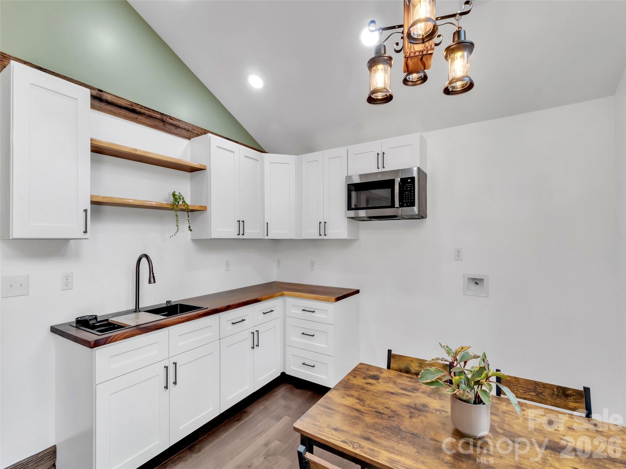 535 Hemlock Loop — Maggie Valley