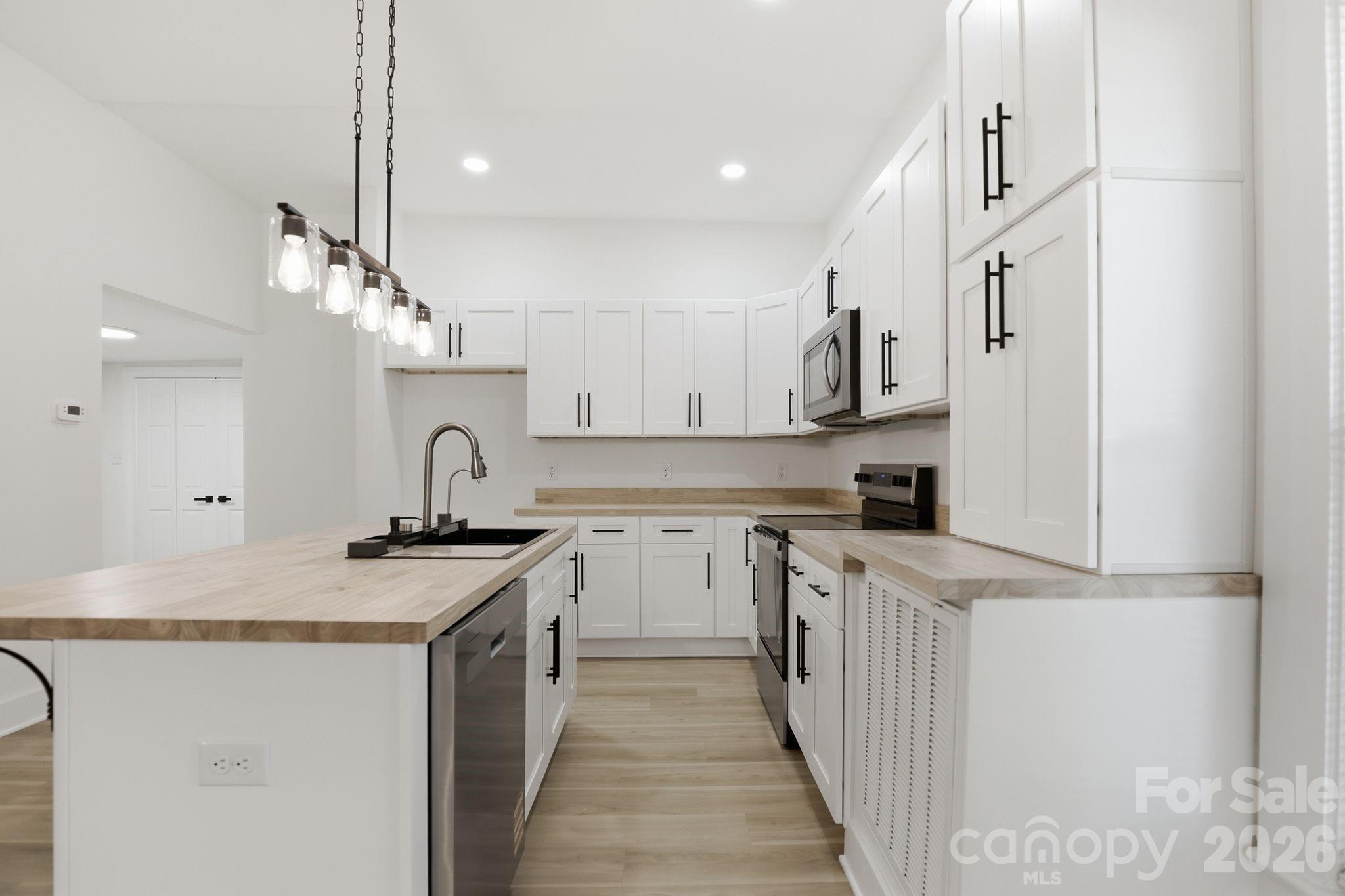 630 N Davis Avenue — Newton