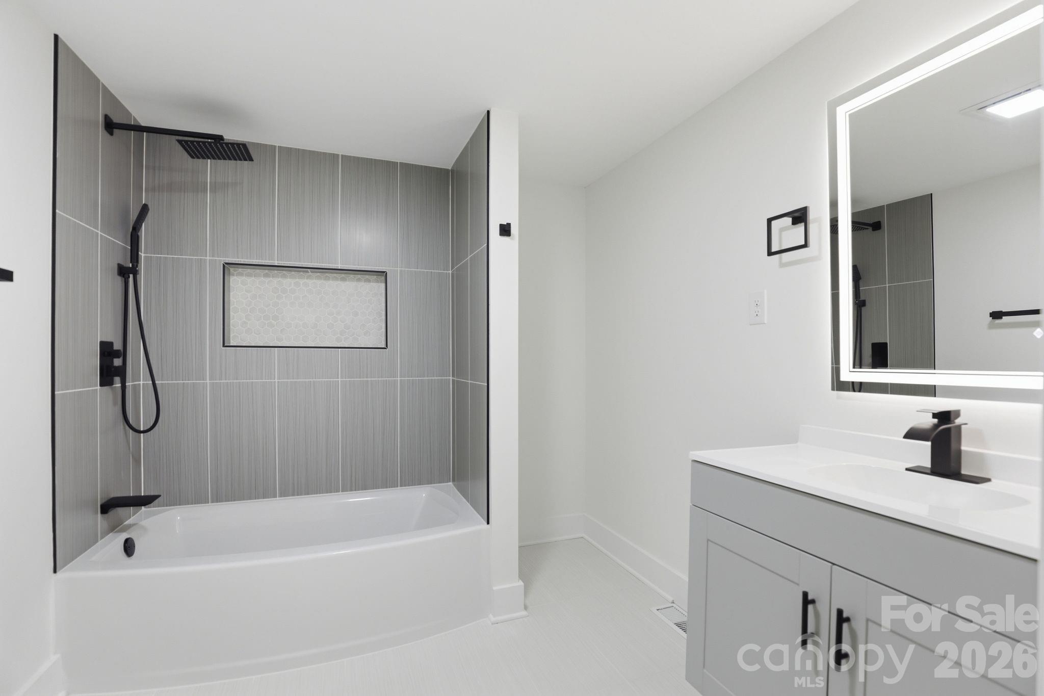 630 N Davis Avenue — Newton