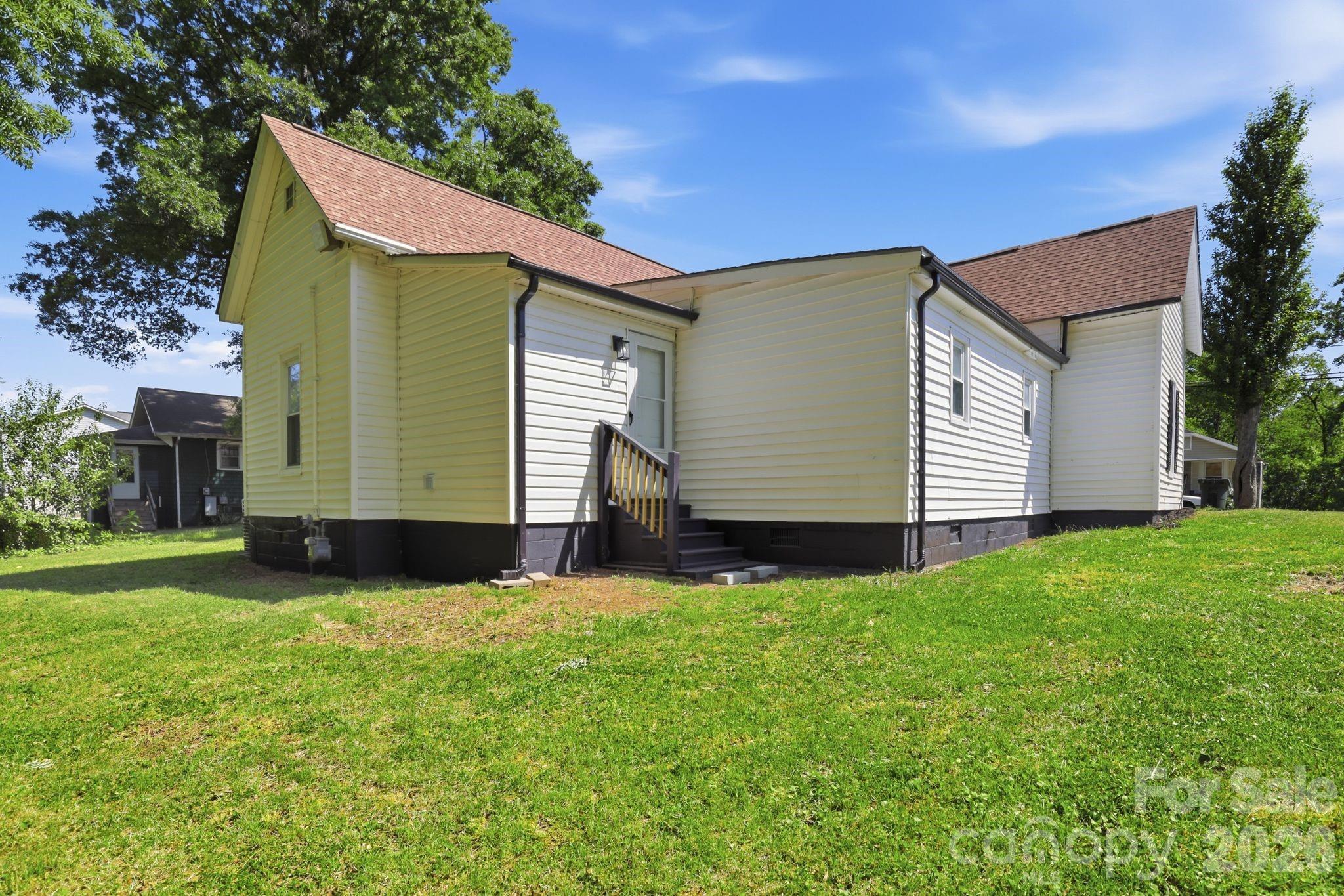 630 N Davis Avenue — Newton