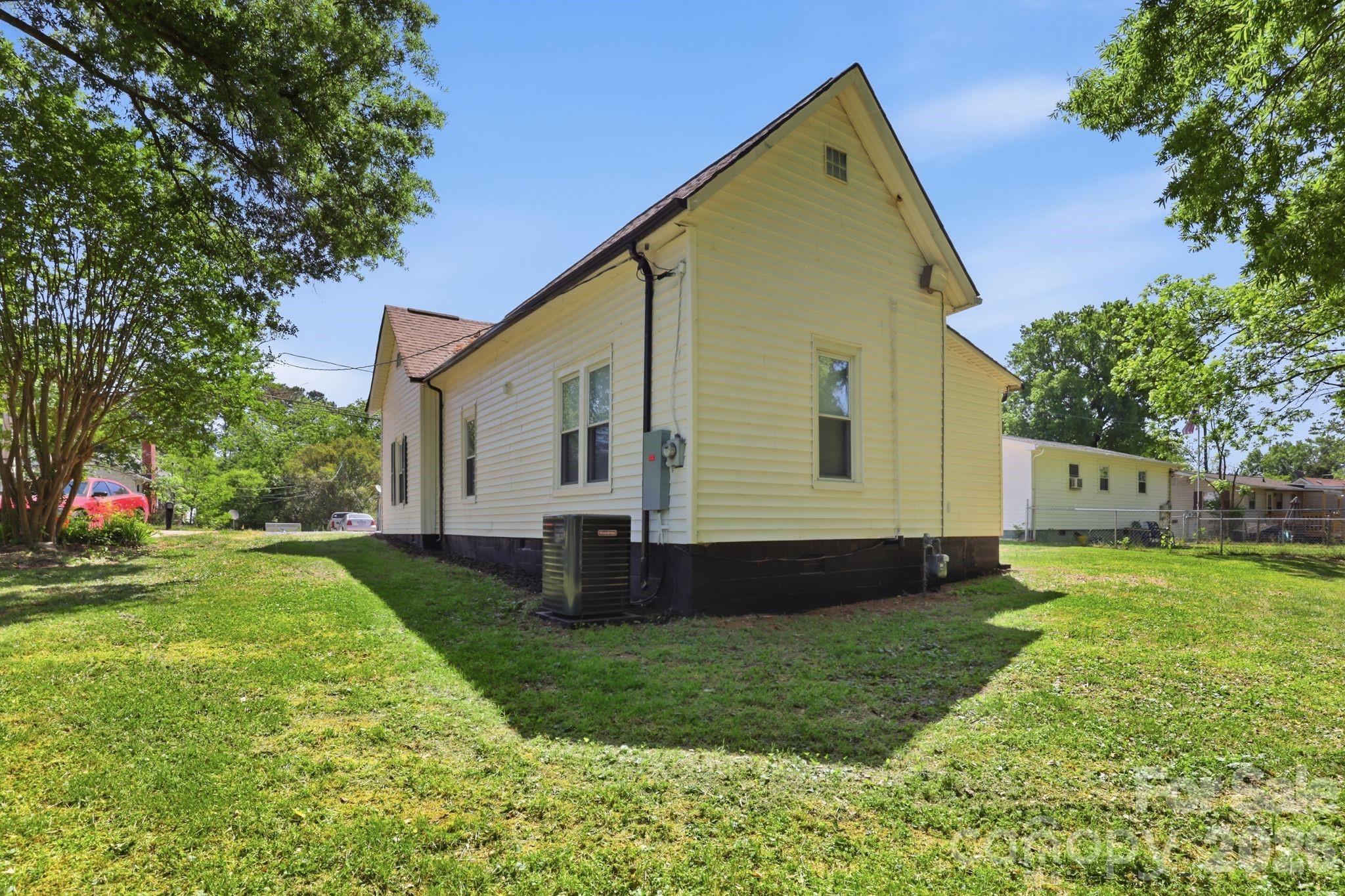 630 N Davis Avenue — Newton