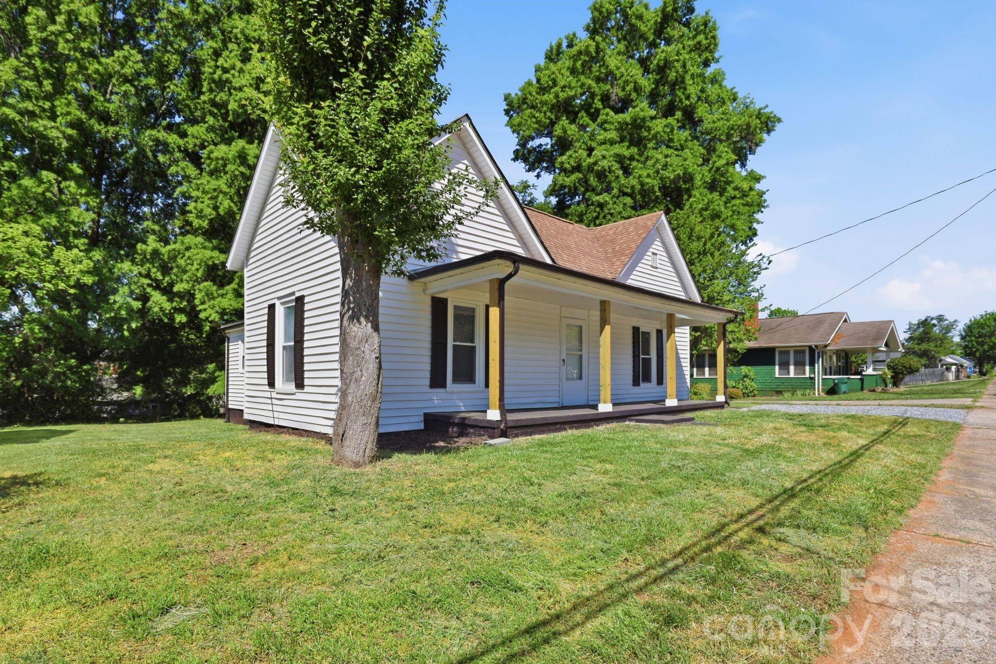 630 N Davis Avenue — Newton