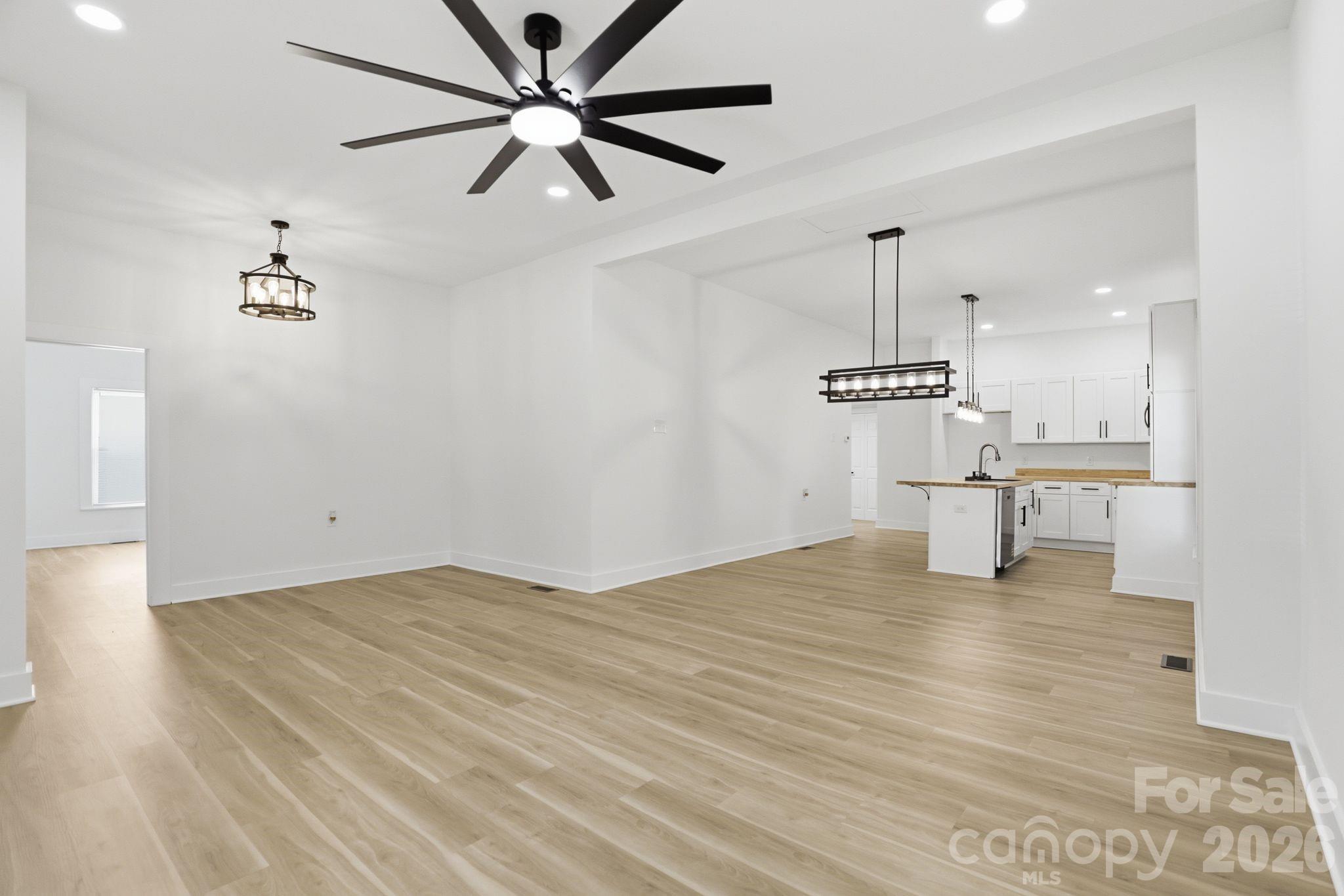 630 N Davis Avenue — Newton