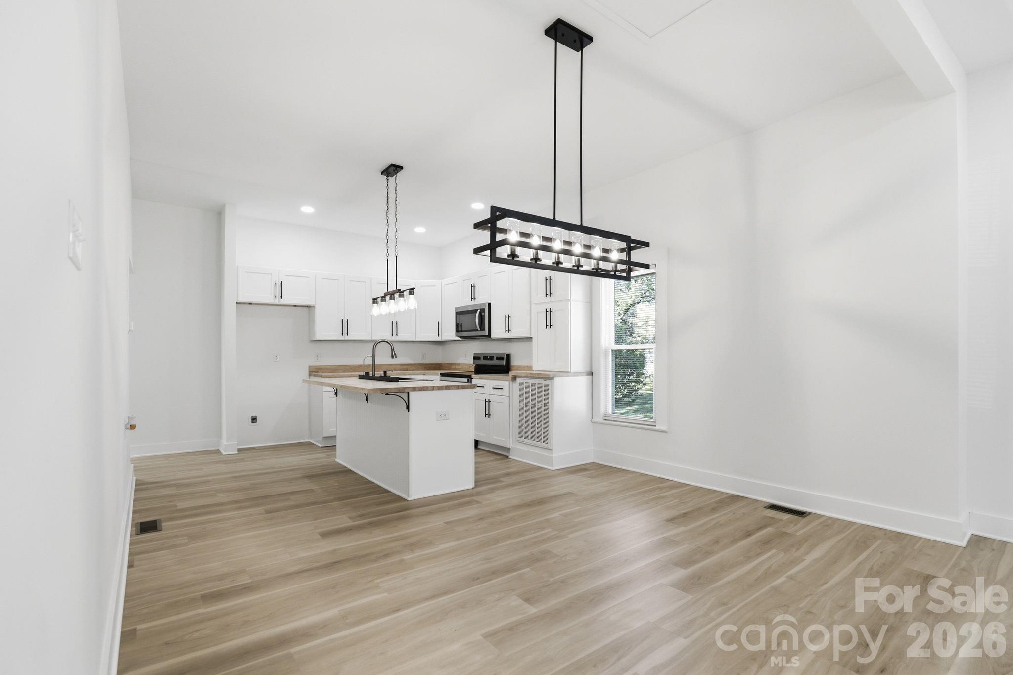 630 N Davis Avenue — Newton