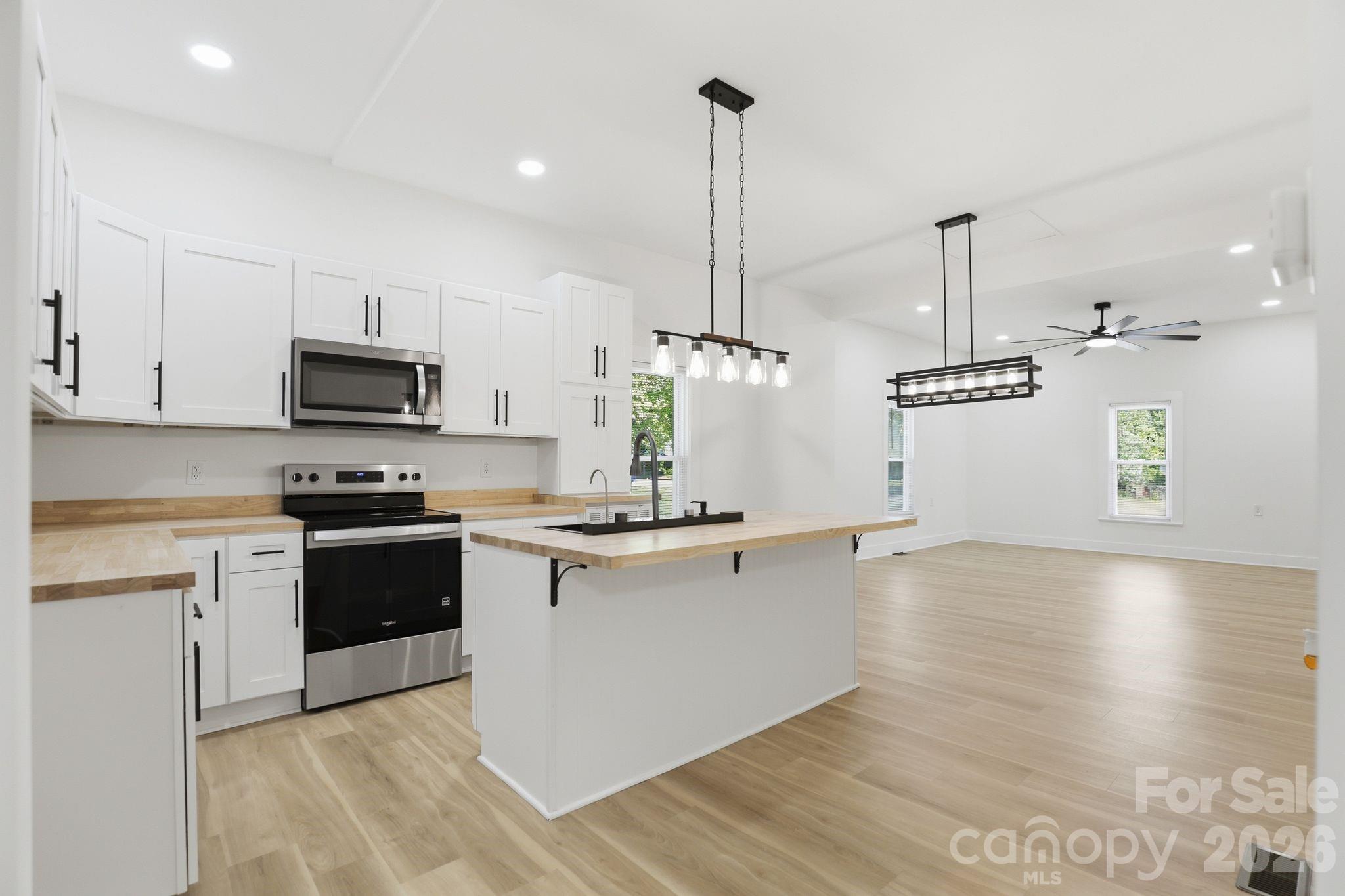 630 N Davis Avenue — Newton