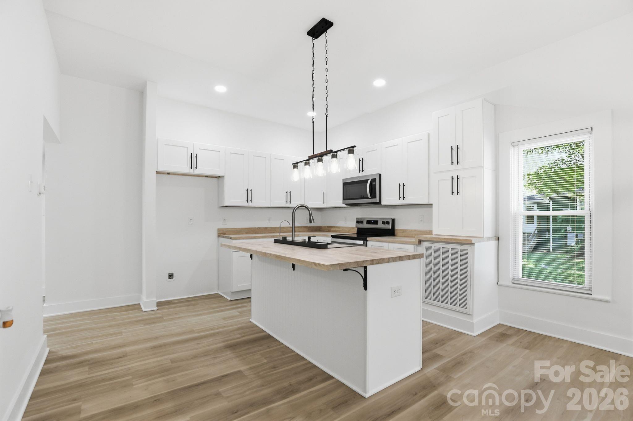 630 N Davis Avenue — Newton