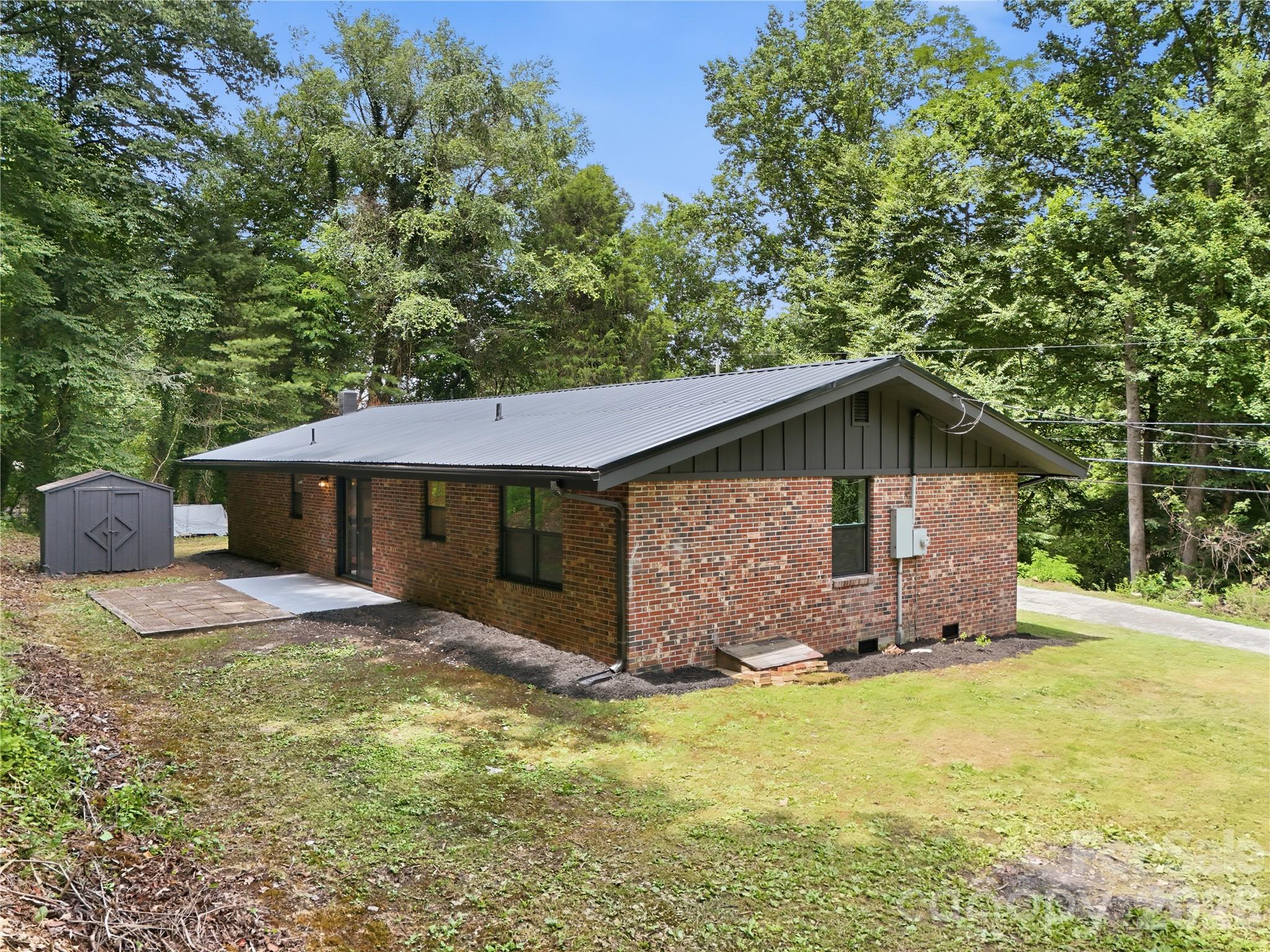30 Top Of The Mountain Road — Hendersonville