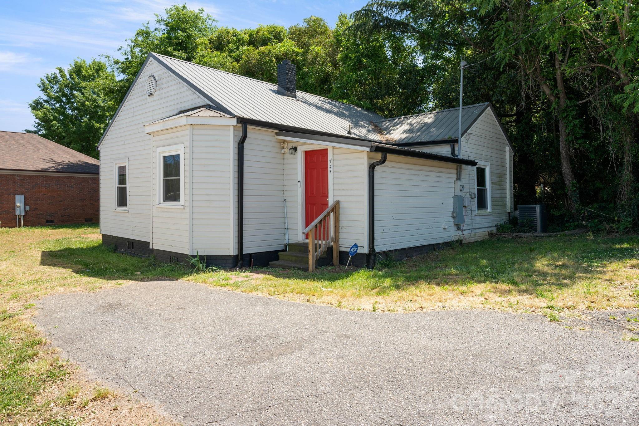 136 S Broadway Street — Forest City