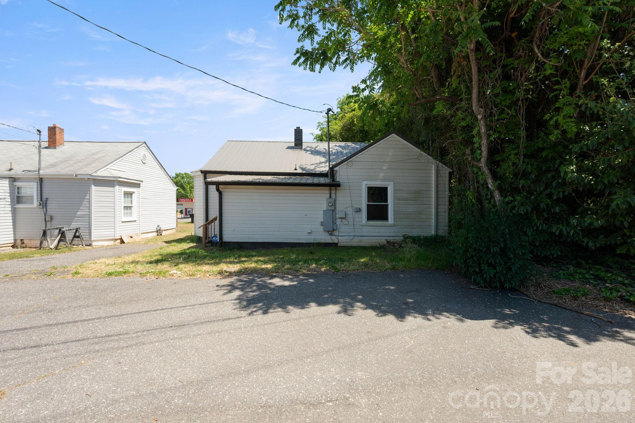 136 S Broadway Street — Forest City