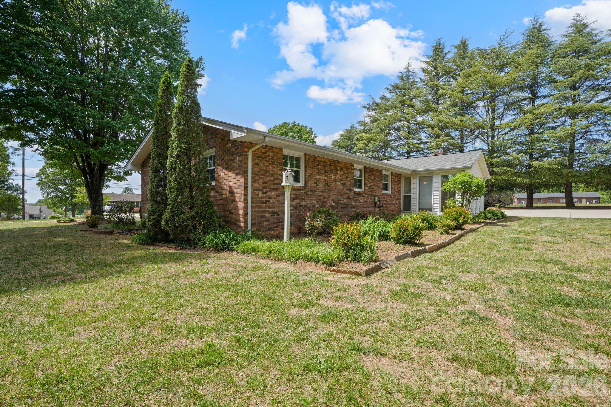 3328 Sulphur Springs Road NE — Hickory