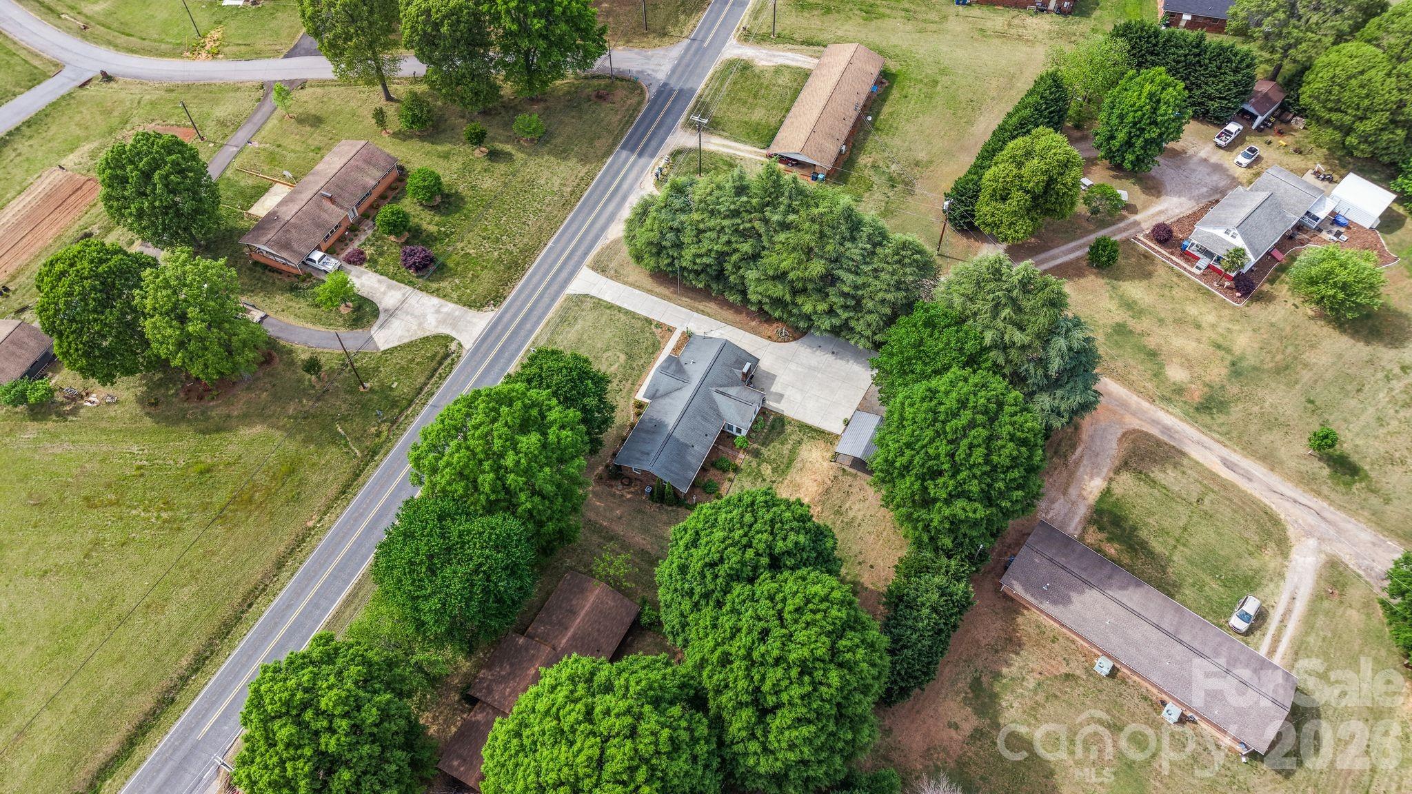 3328 Sulphur Springs Road NE — Hickory