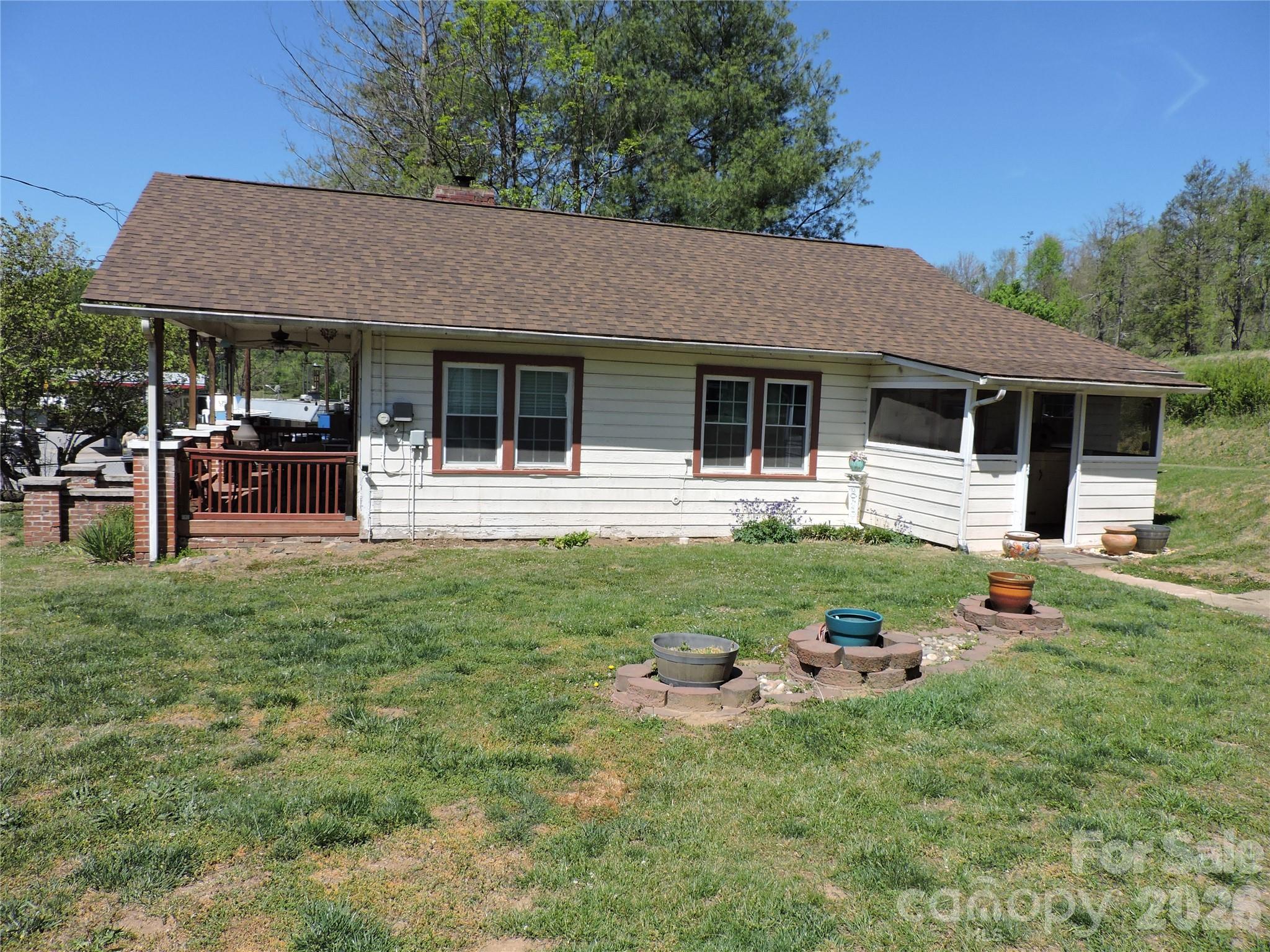 4 Carter Road — Weaverville