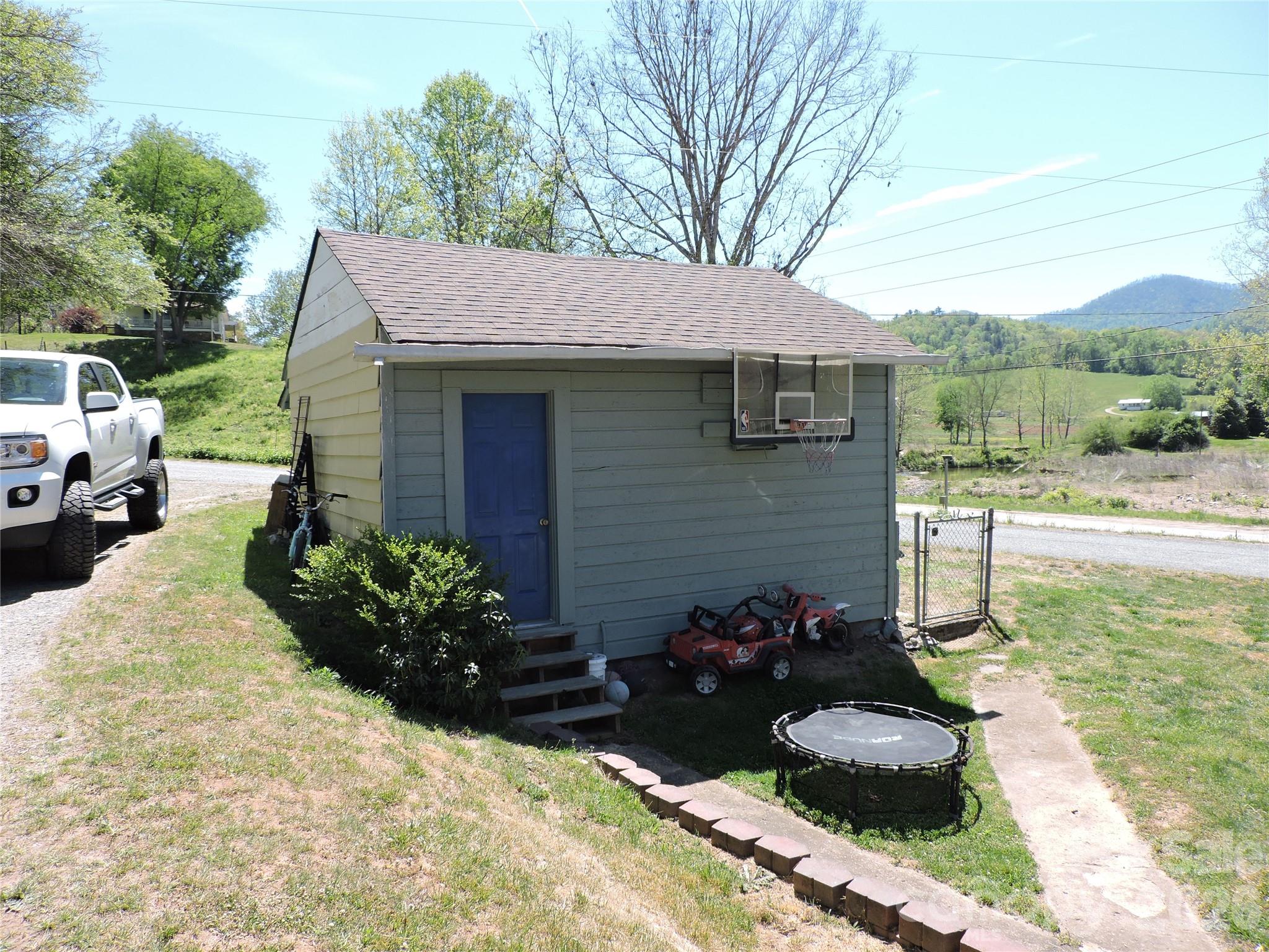 4 Carter Road — Weaverville