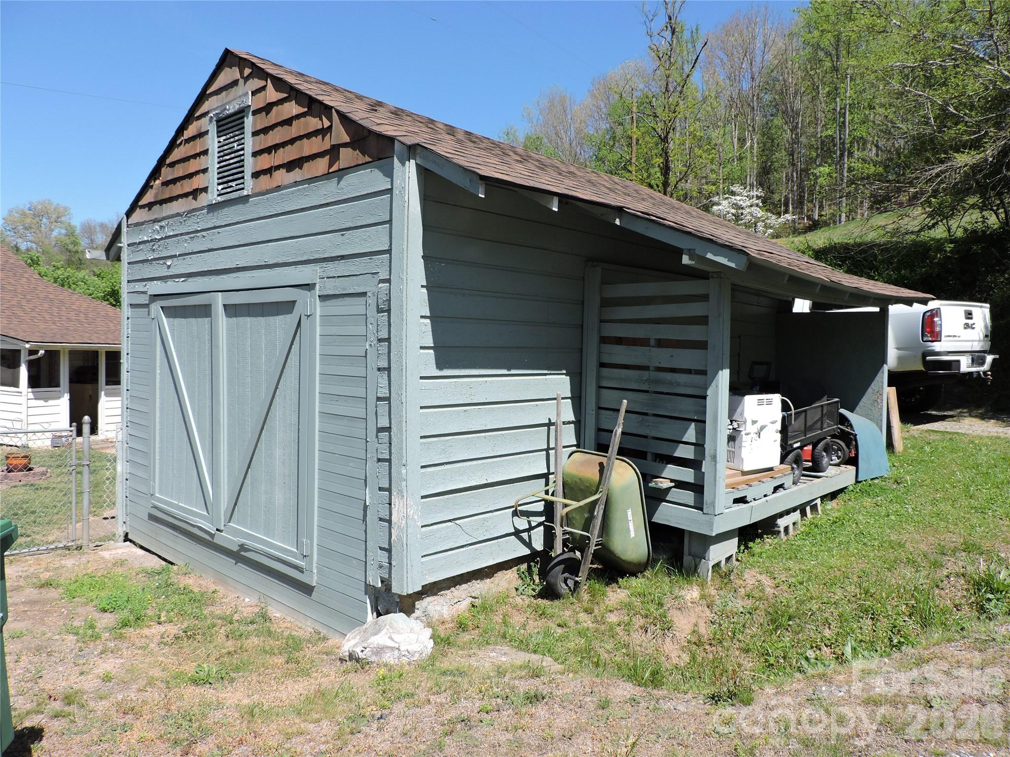 4 Carter Road — Weaverville
