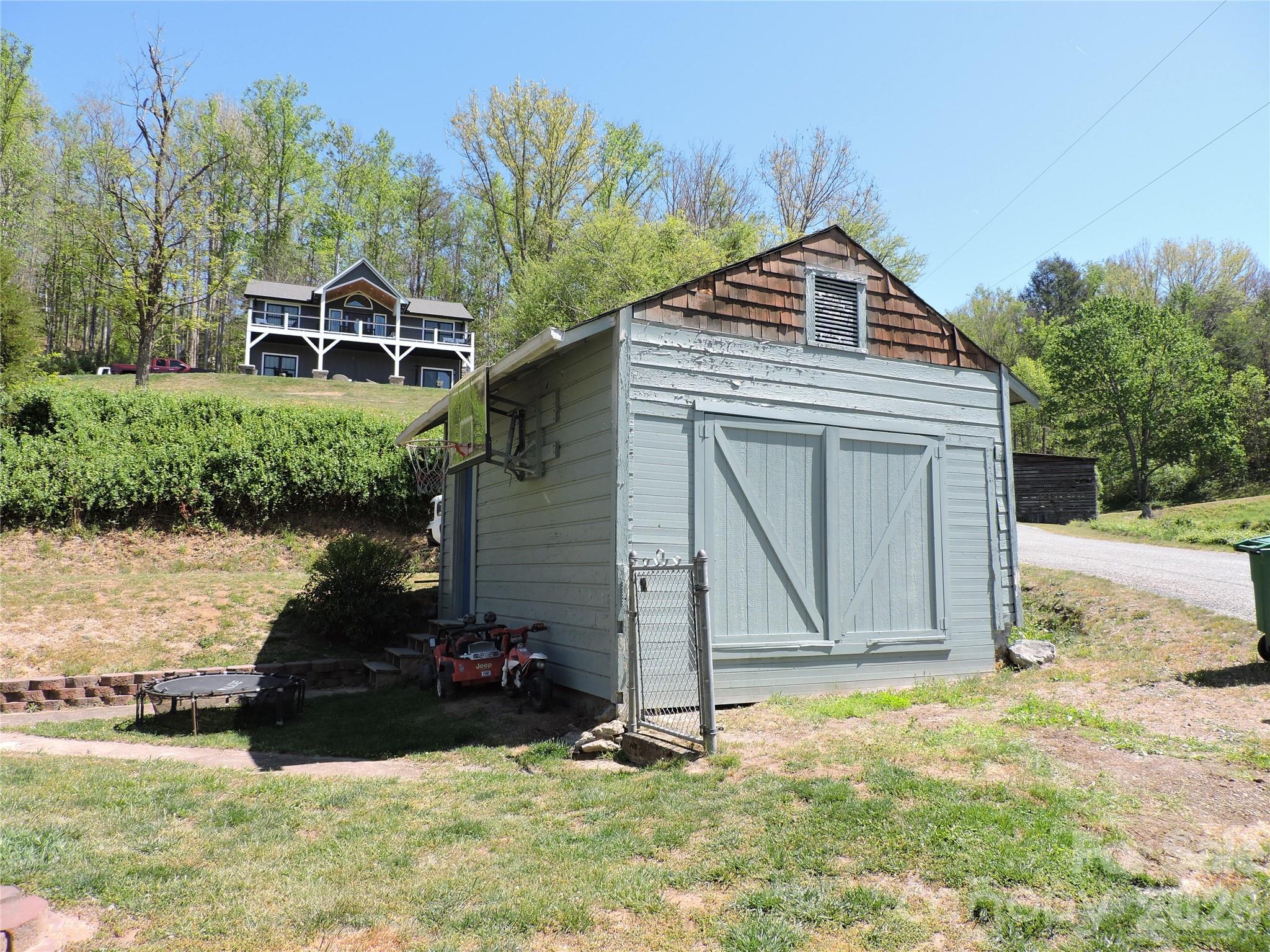 4 Carter Road — Weaverville