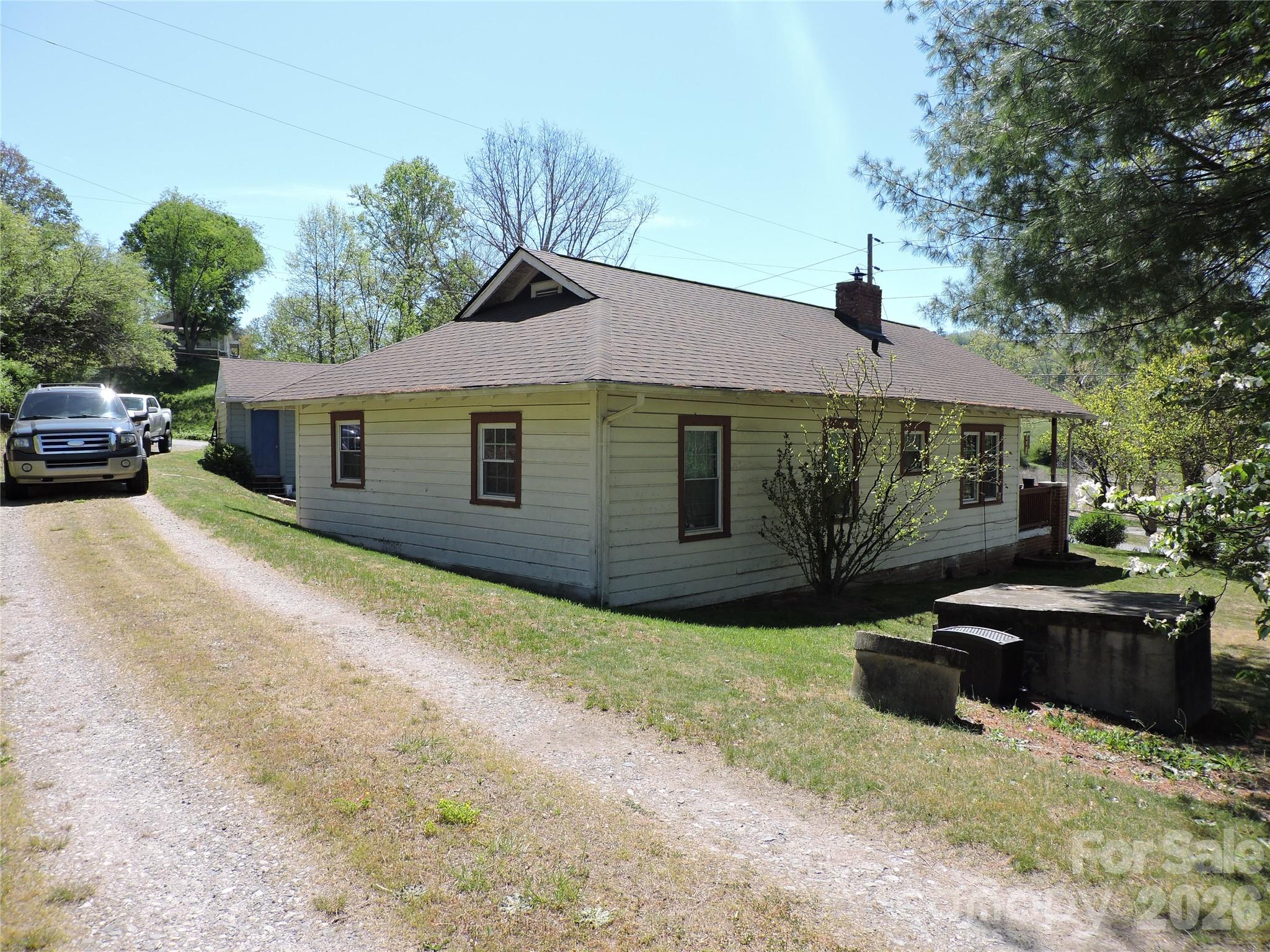 4 Carter Road — Weaverville