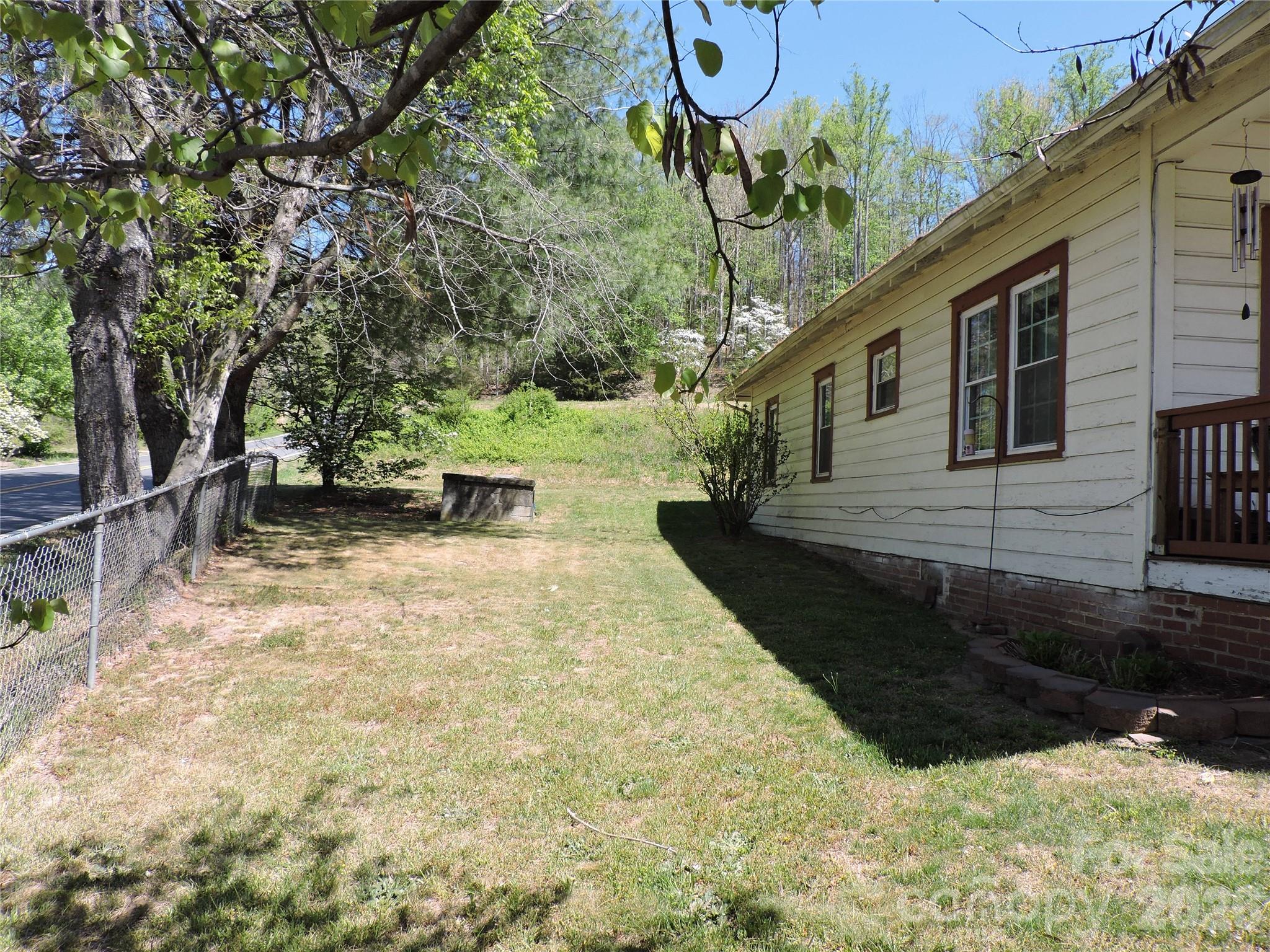 4 Carter Road — Weaverville