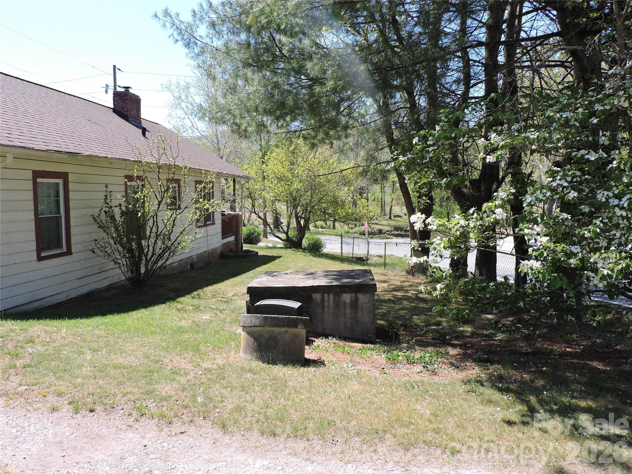 4 Carter Road — Weaverville