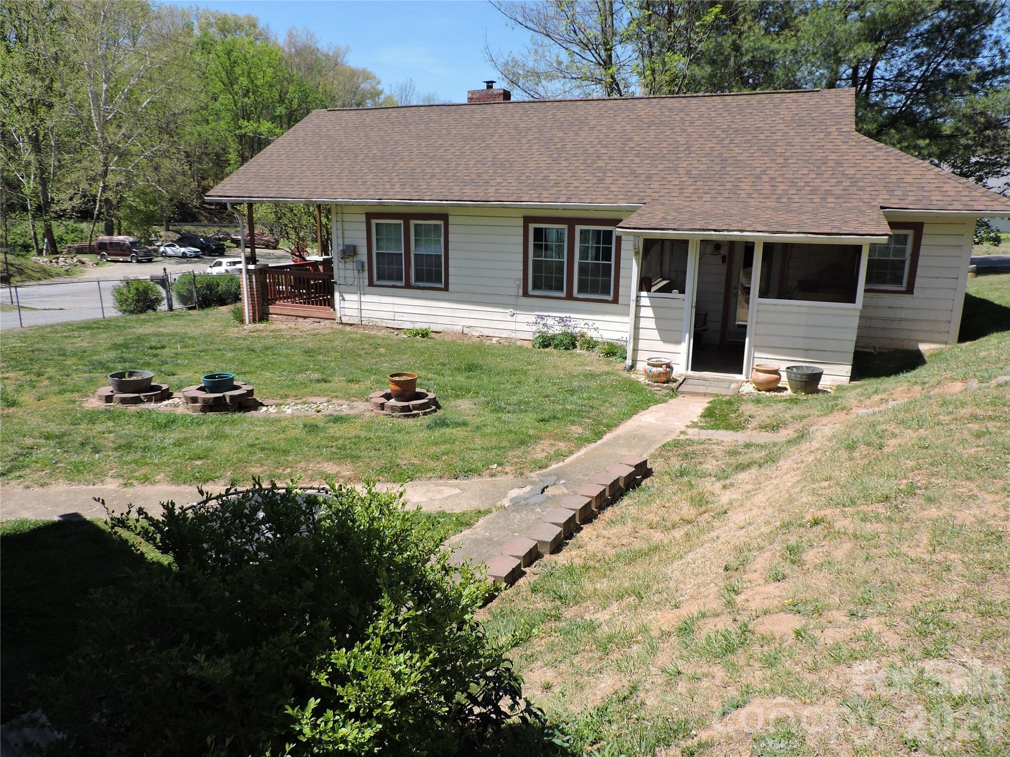 4 Carter Road — Weaverville