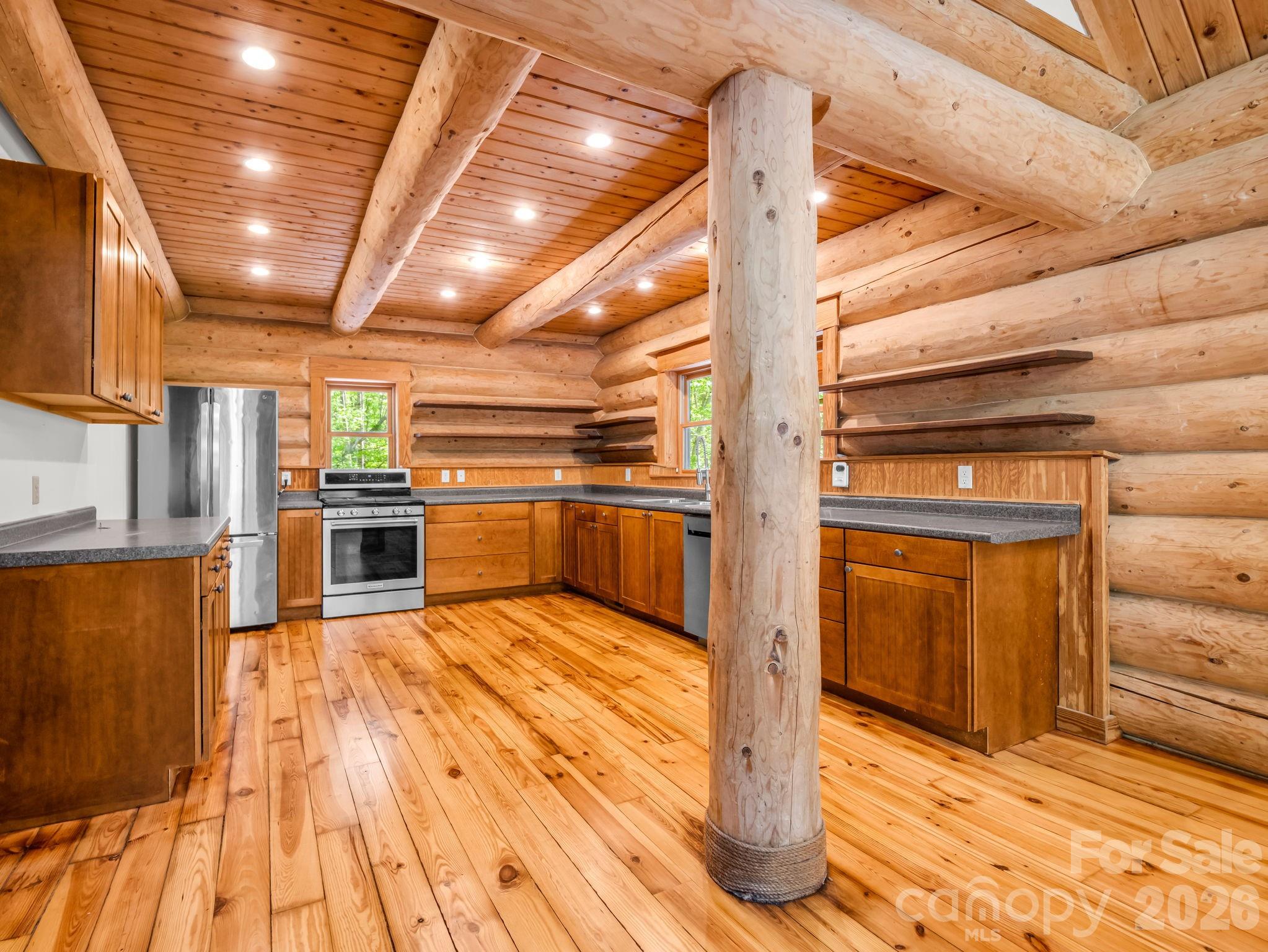 170 Old Mountain Pass — Hendersonville