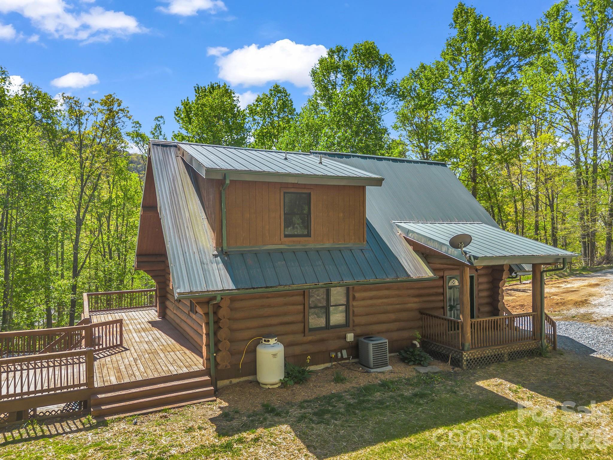 170 Old Mountain Pass — Hendersonville