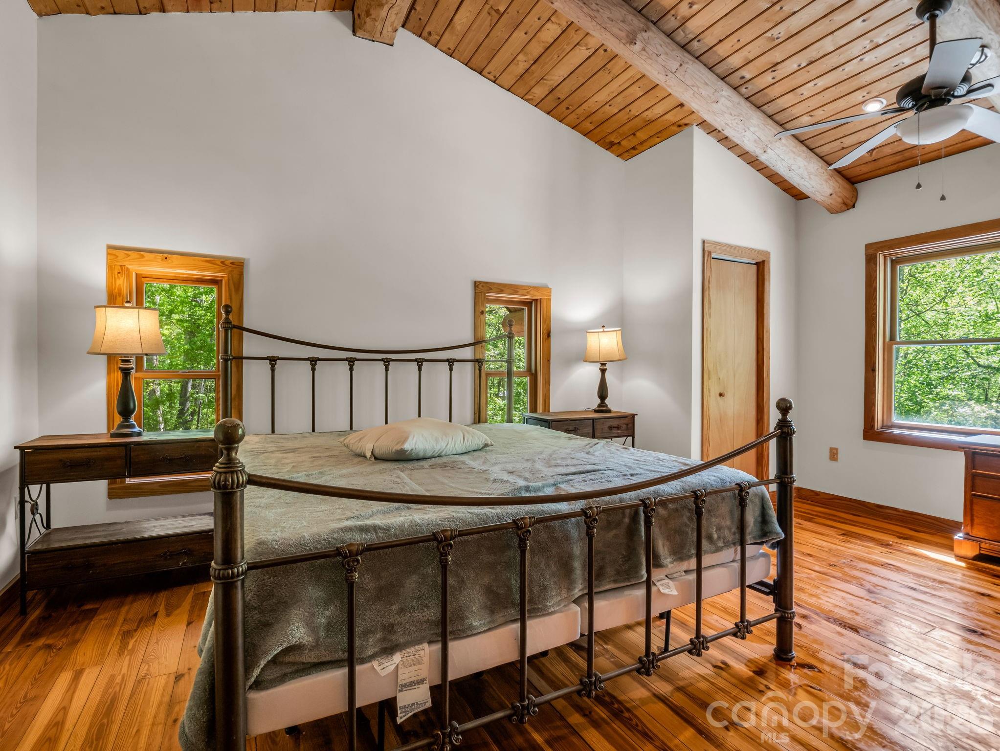 170 Old Mountain Pass — Hendersonville