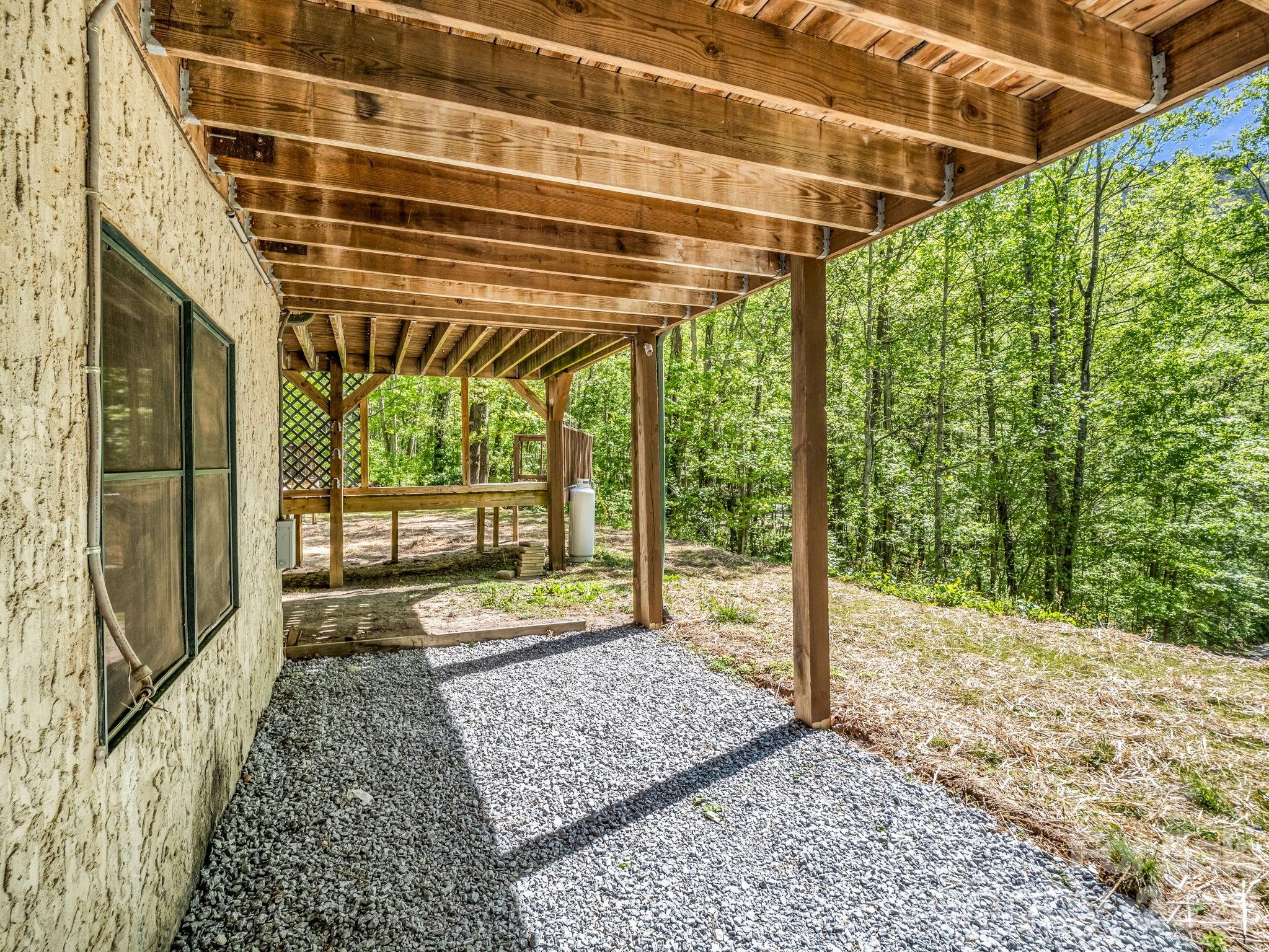 170 Old Mountain Pass — Hendersonville