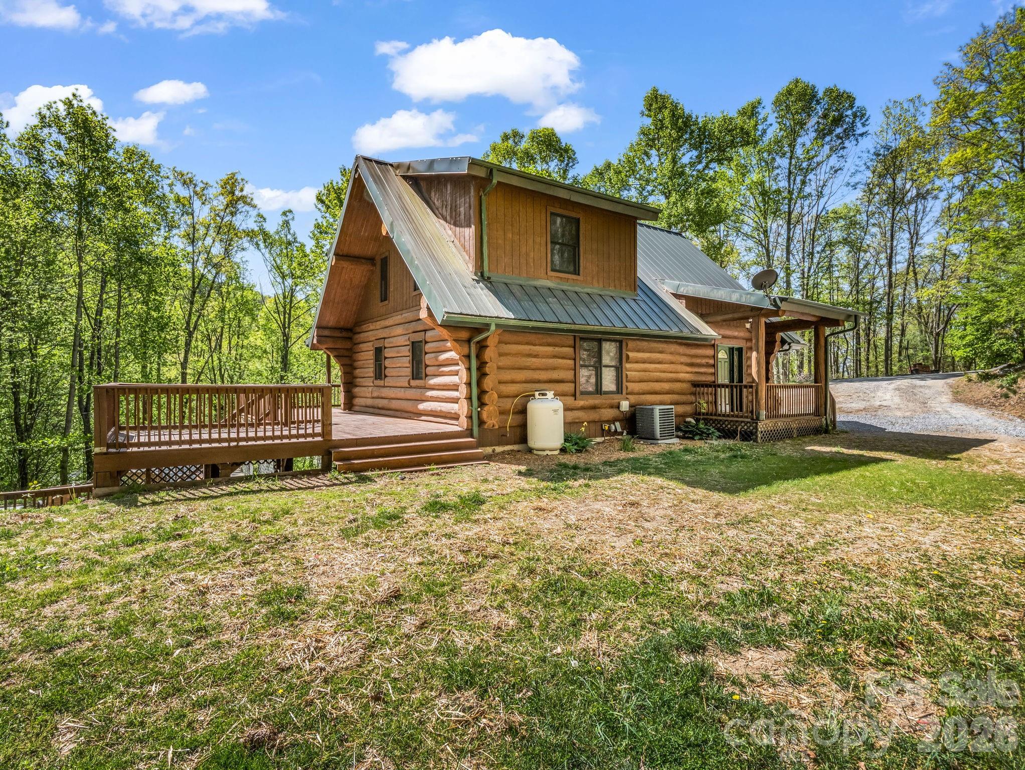 170 Old Mountain Pass — Hendersonville