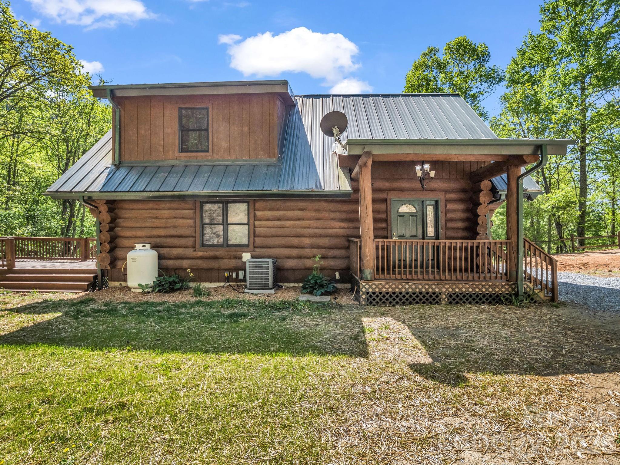 170 Old Mountain Pass — Hendersonville