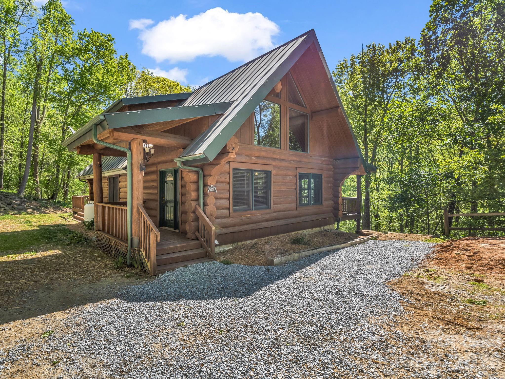170 Old Mountain Pass — Hendersonville