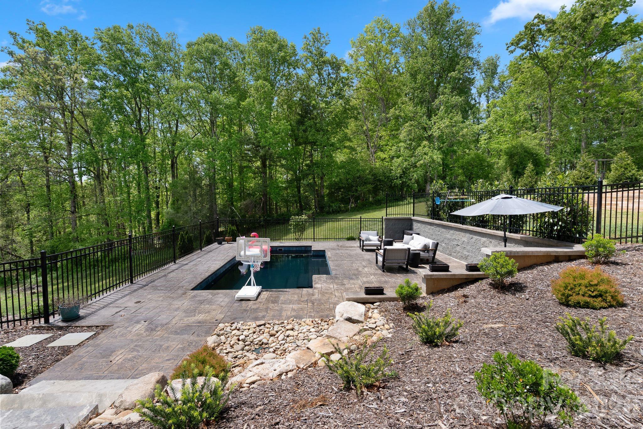 90 Gracie Lane — Weaverville