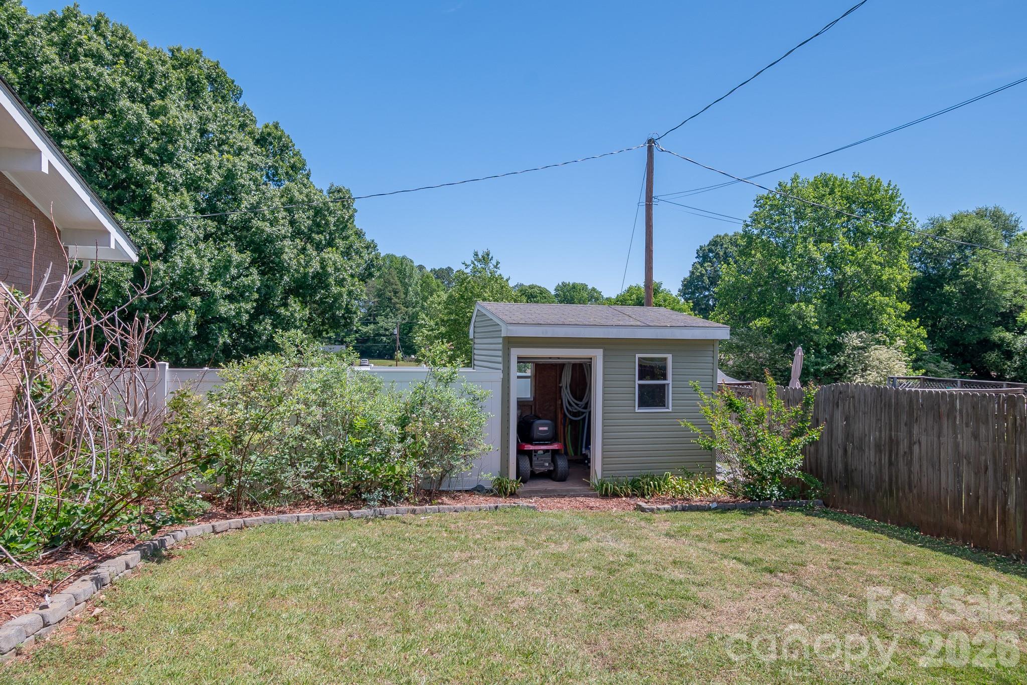 44446 Field Road — New London