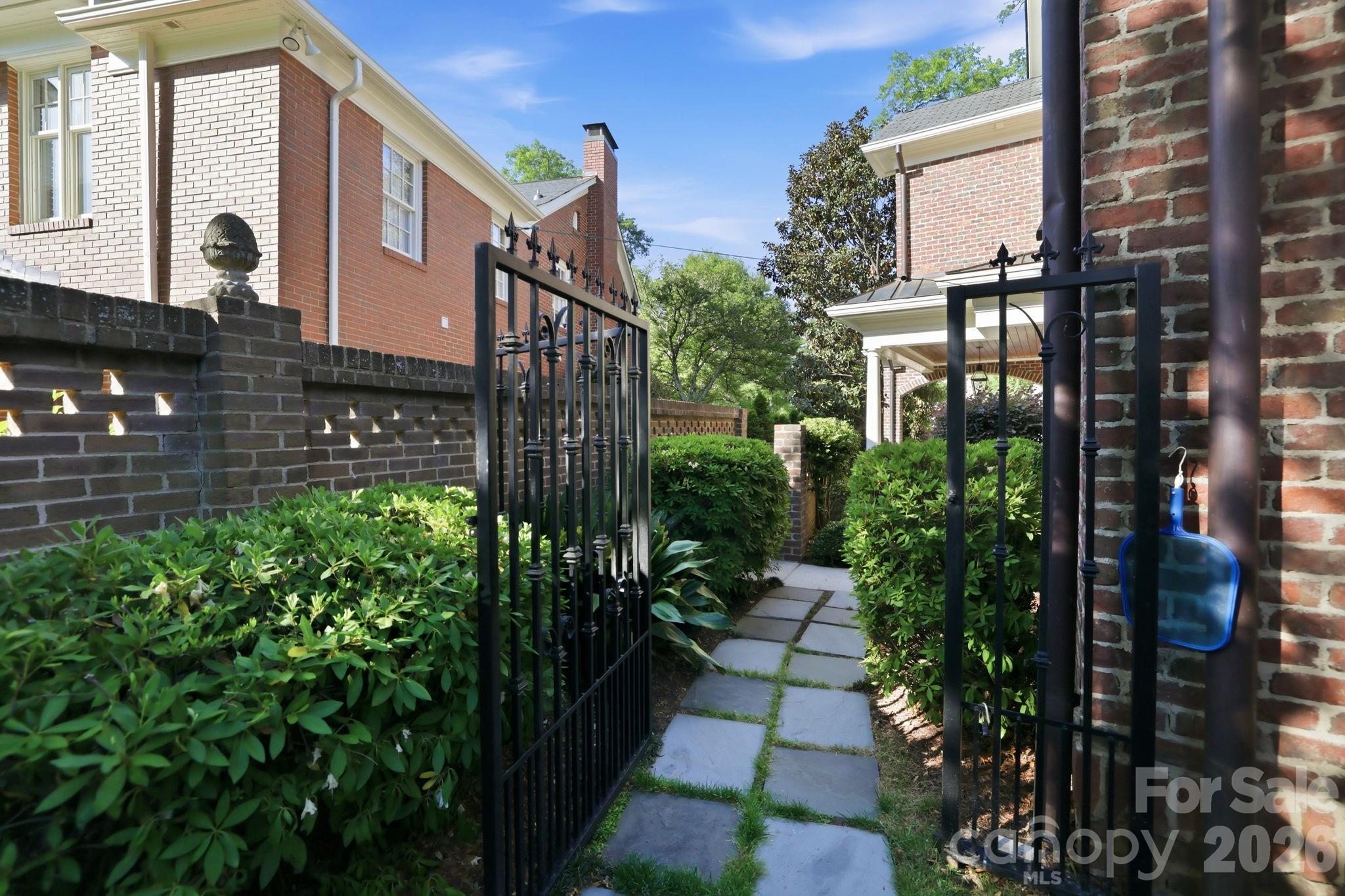 309 Hempstead Place — Charlotte